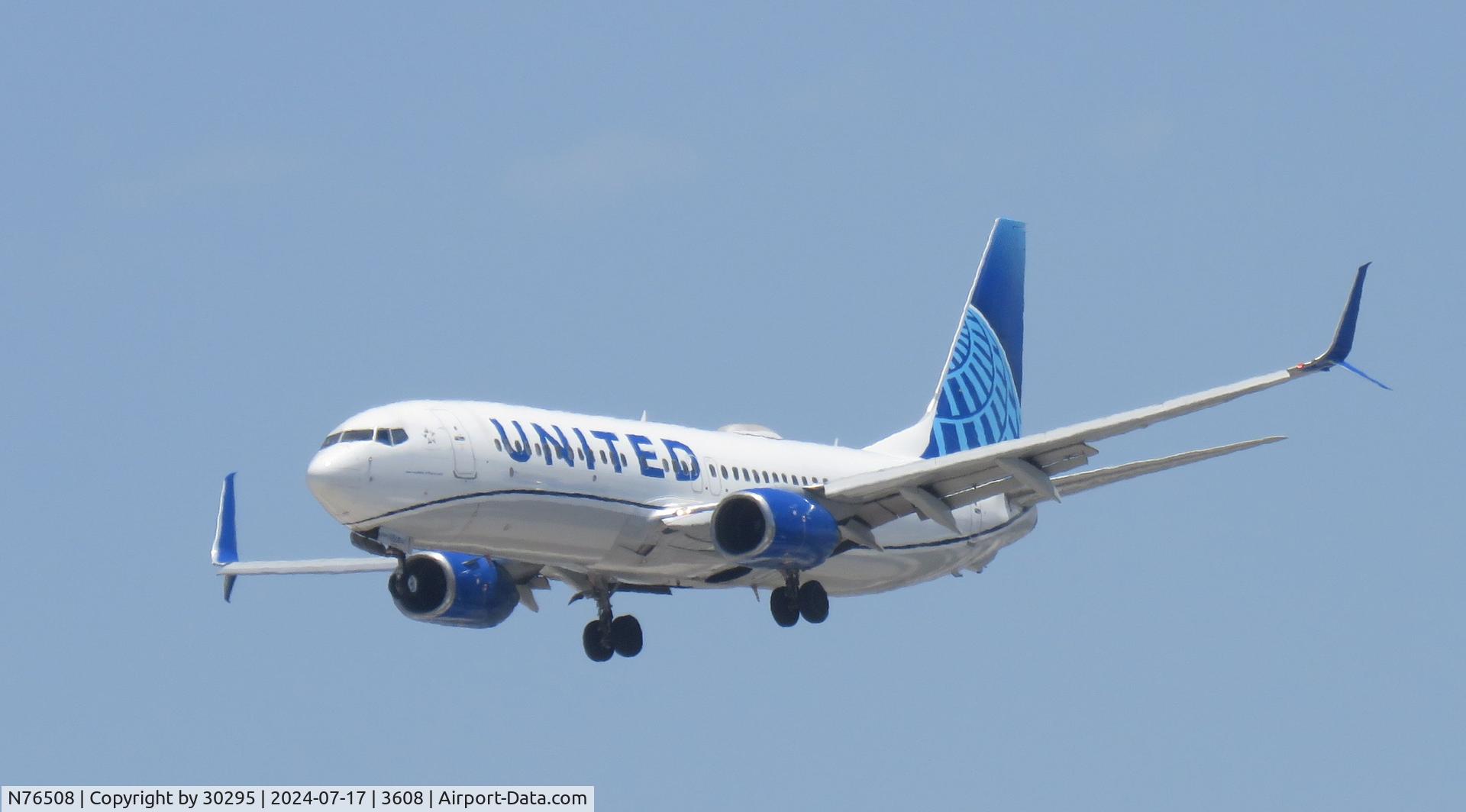 N76508, 2008 Boeing 737-824 C/N 31639, Landing