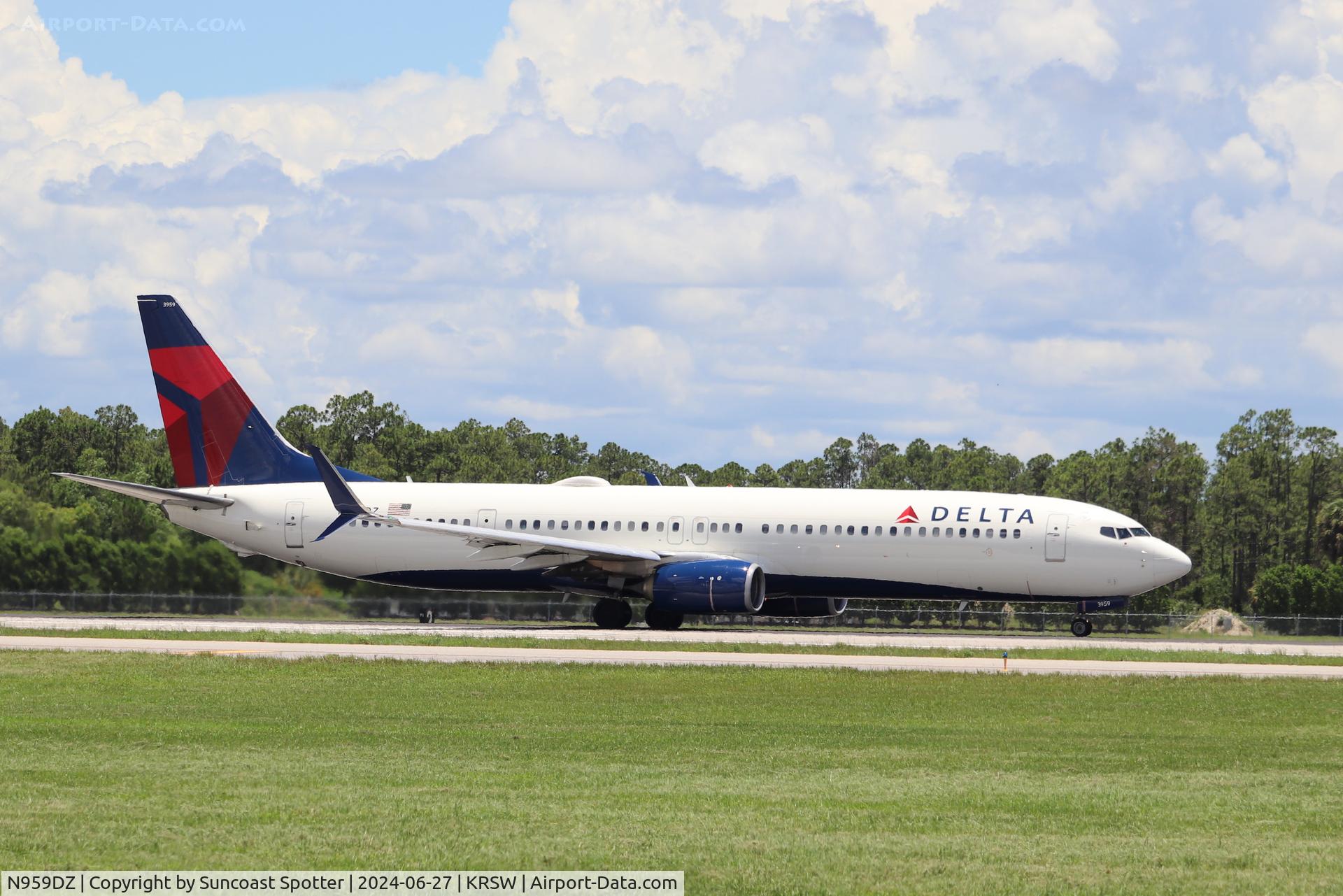N959DZ, 2014 Boeing 737-9GP C/N 39880, Delta Flight 1153 departs Runway 24 at Southwest Florida International Airport enroute to Hartsfield-Jackson Atlanta International Airport