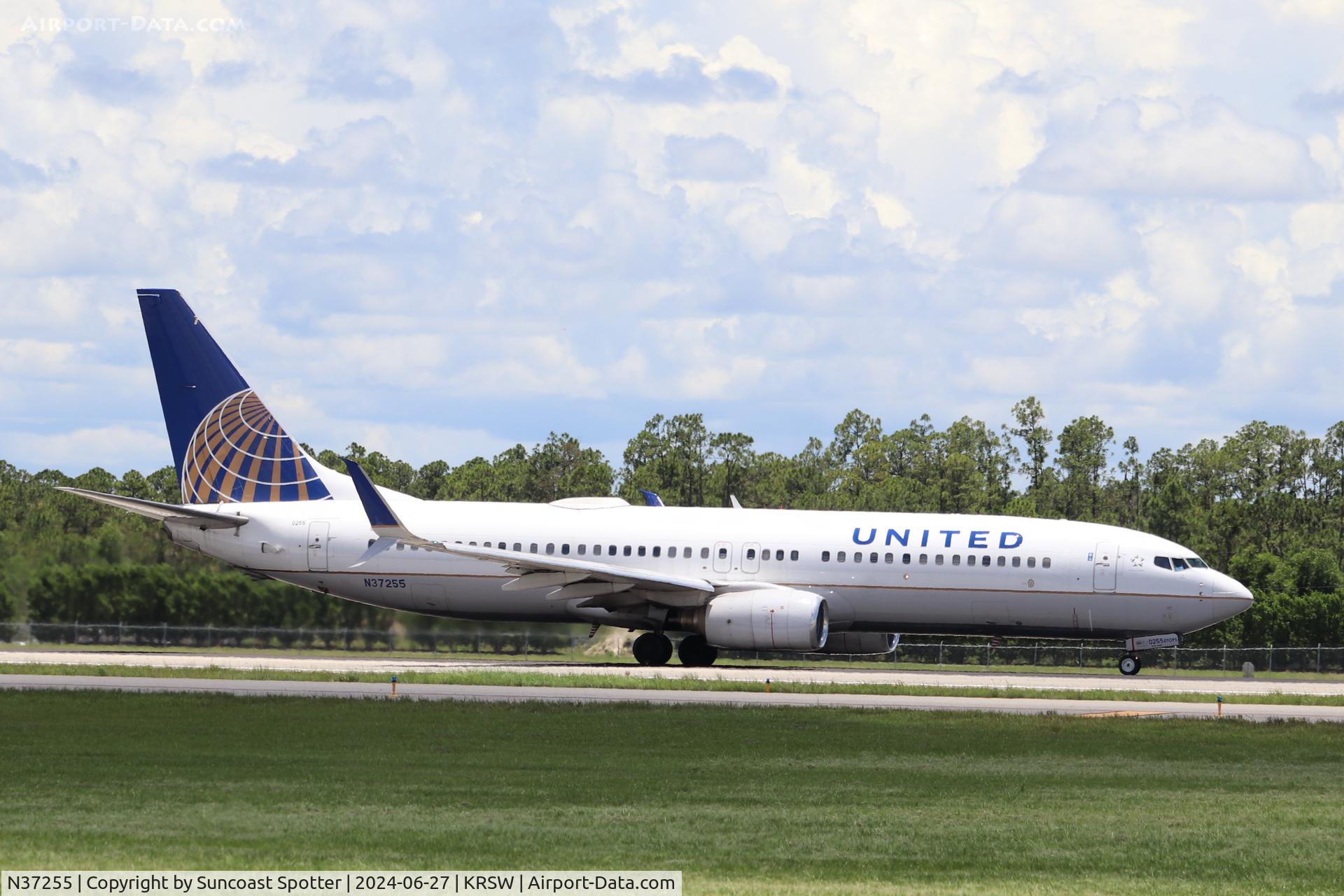 N37255, 2000 Boeing 737-824 C/N 30610, United Flight 2435 departs Runway 24 at Southwest Florida International Airport enroute to Washington-Dulles International Airport