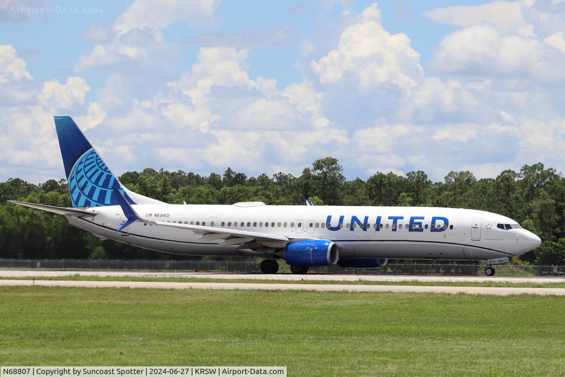 N68807, 2013 Boeing 737-924/ER C/N 42819, United Flight 2601 departs Runway 24 at Southwest Florida International Airport enroute to Newark-Liberty International Airport