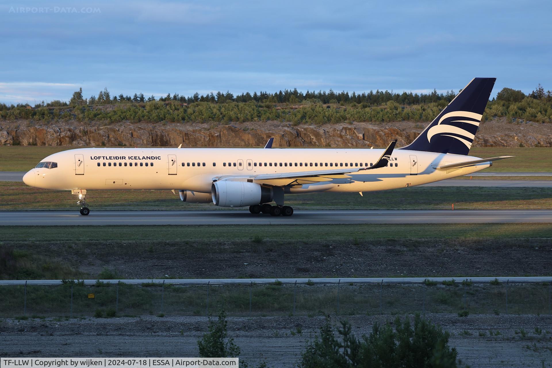 TF-LLW, 1993 Boeing 757-223 C/N 25695, Twy W