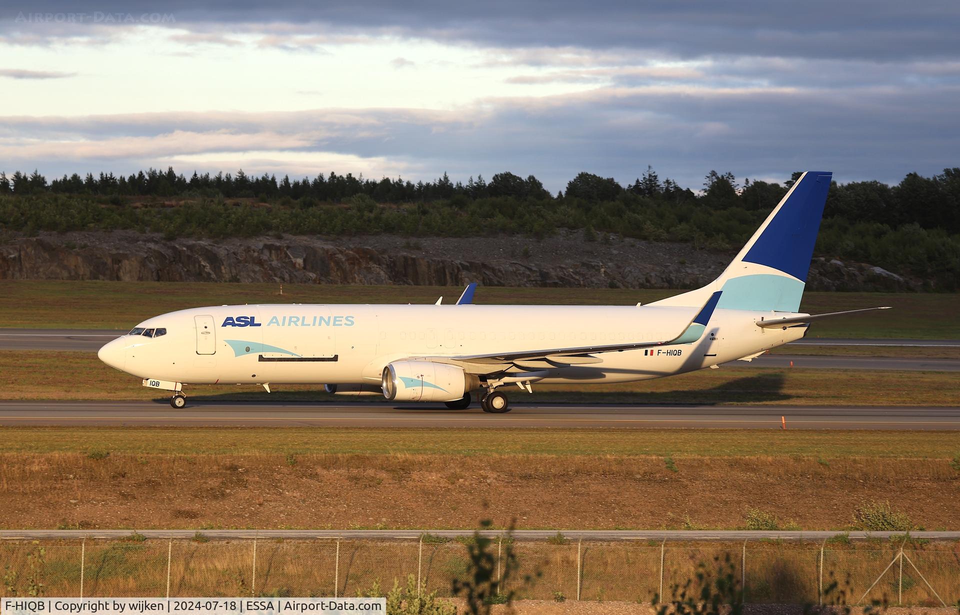 F-HIQB, 2007 Boeing 737-8AS C/N 33641, Twy W