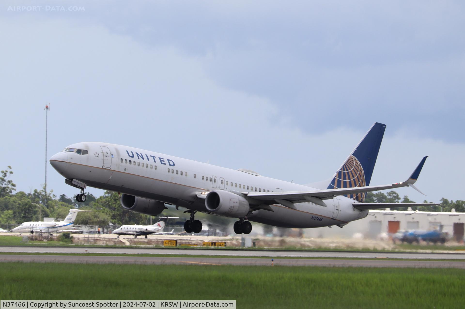 N37466, 2013 Boeing 737-924/ER C/N 31644, United Flight 2435 departs Runway 24 at Southwest Florida International Airport enroute to Washington-Dulles International Airport
