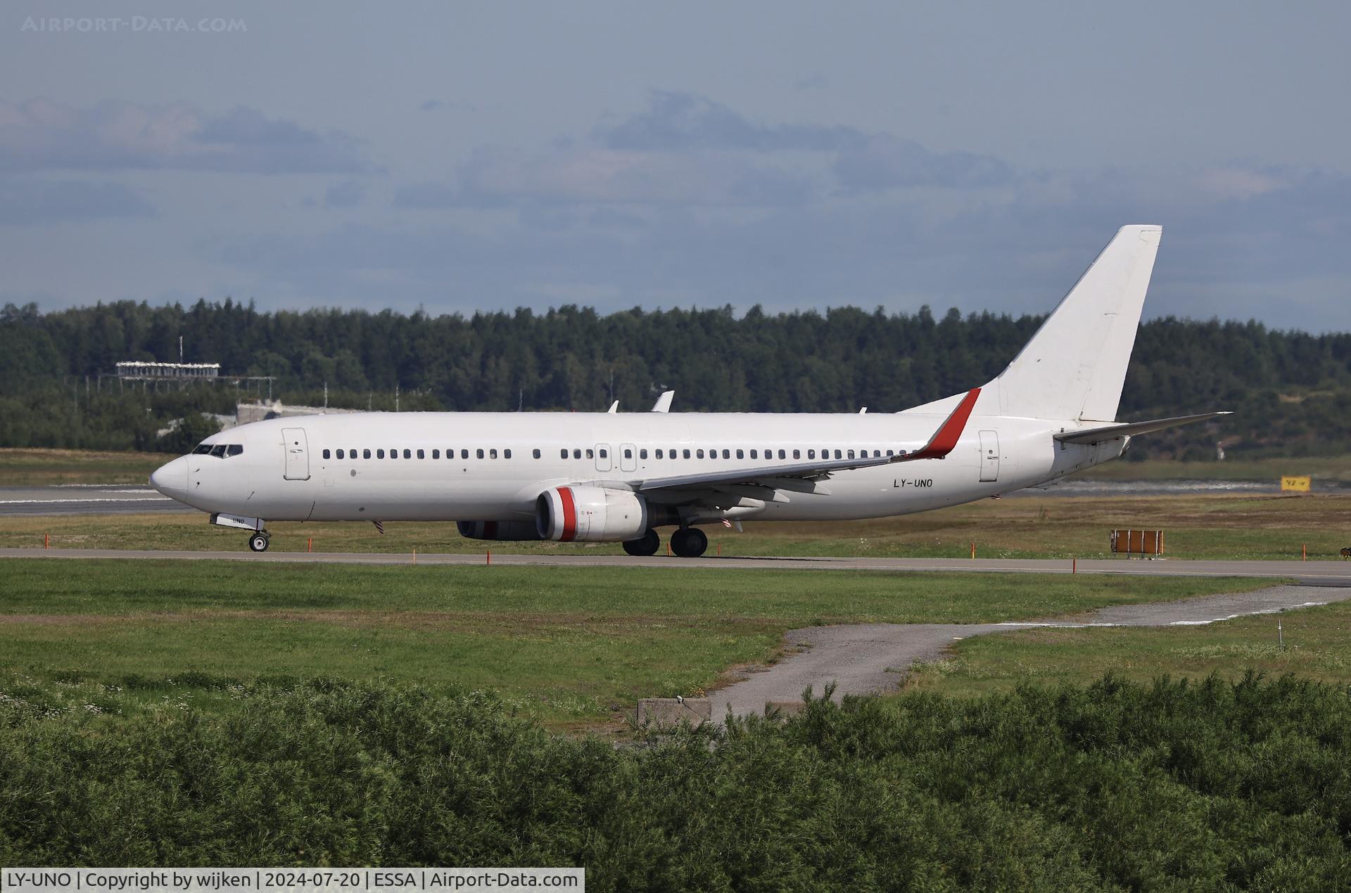 LY-UNO, 2004 Boeing 737-8FE C/N 33801, Rwy 01L