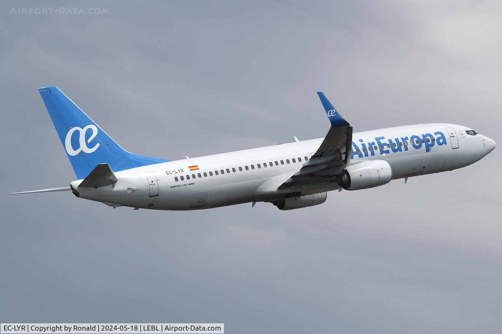 EC-LYR, 2013 Boeing 737-85P C/N 36595, at bcn