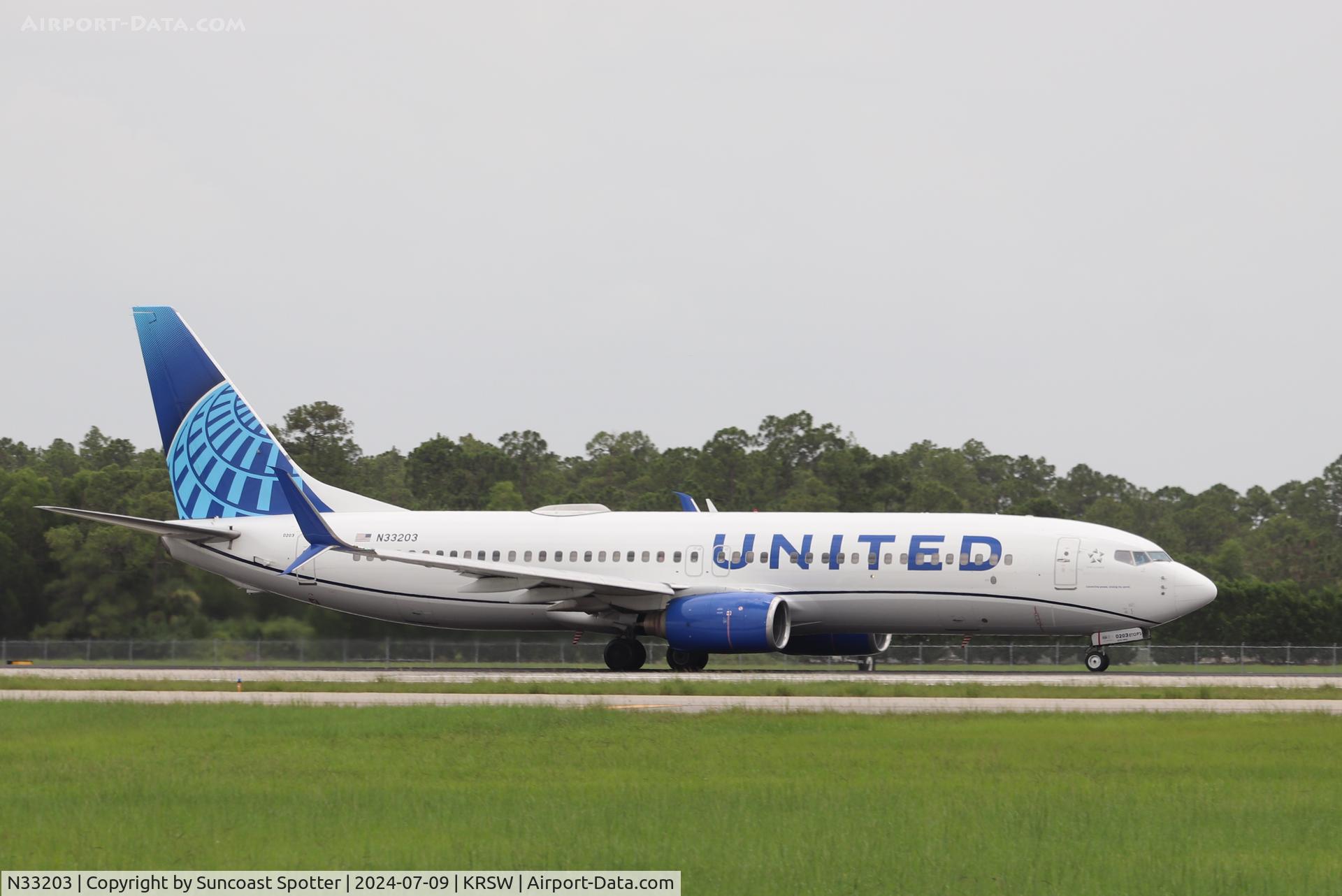 N33203, 2000 Boeing 737-824 C/N 30613, United Flight 2435 departs Southwest Florida International Airport enroute to Washington-Dulles International Airport