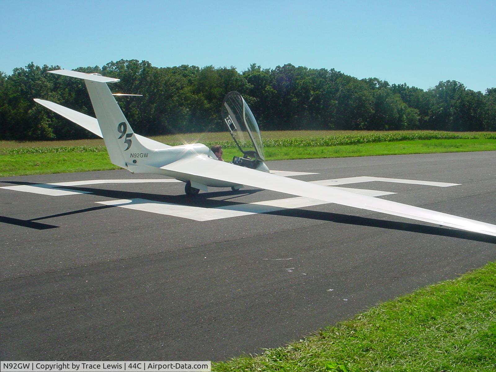 N92GW, 1999 Sportine Aviacija Genesis 2 C/N 2008, On rwy 25 @ 44C