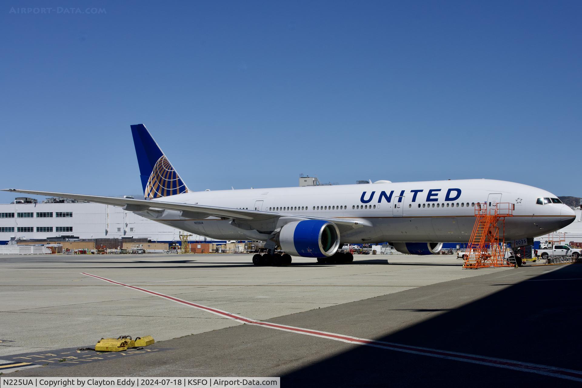 N225UA, 2001 Boeing 777-222/ER C/N 30554, SFO 2024.