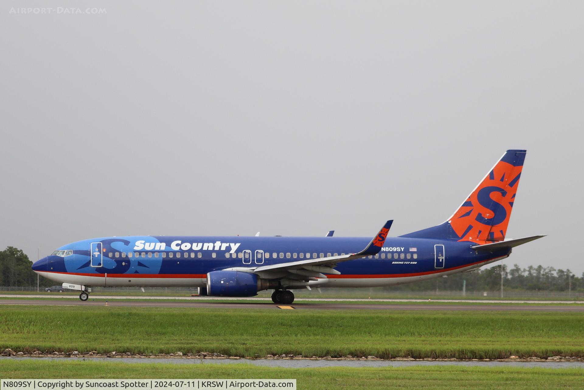 N809SY, 2005 Boeing 737-8Q8 C/N 30683, Sun Country Flight 384 departs Southwest Florida International Airport enroute to Minneapolis-St Paul International Airport