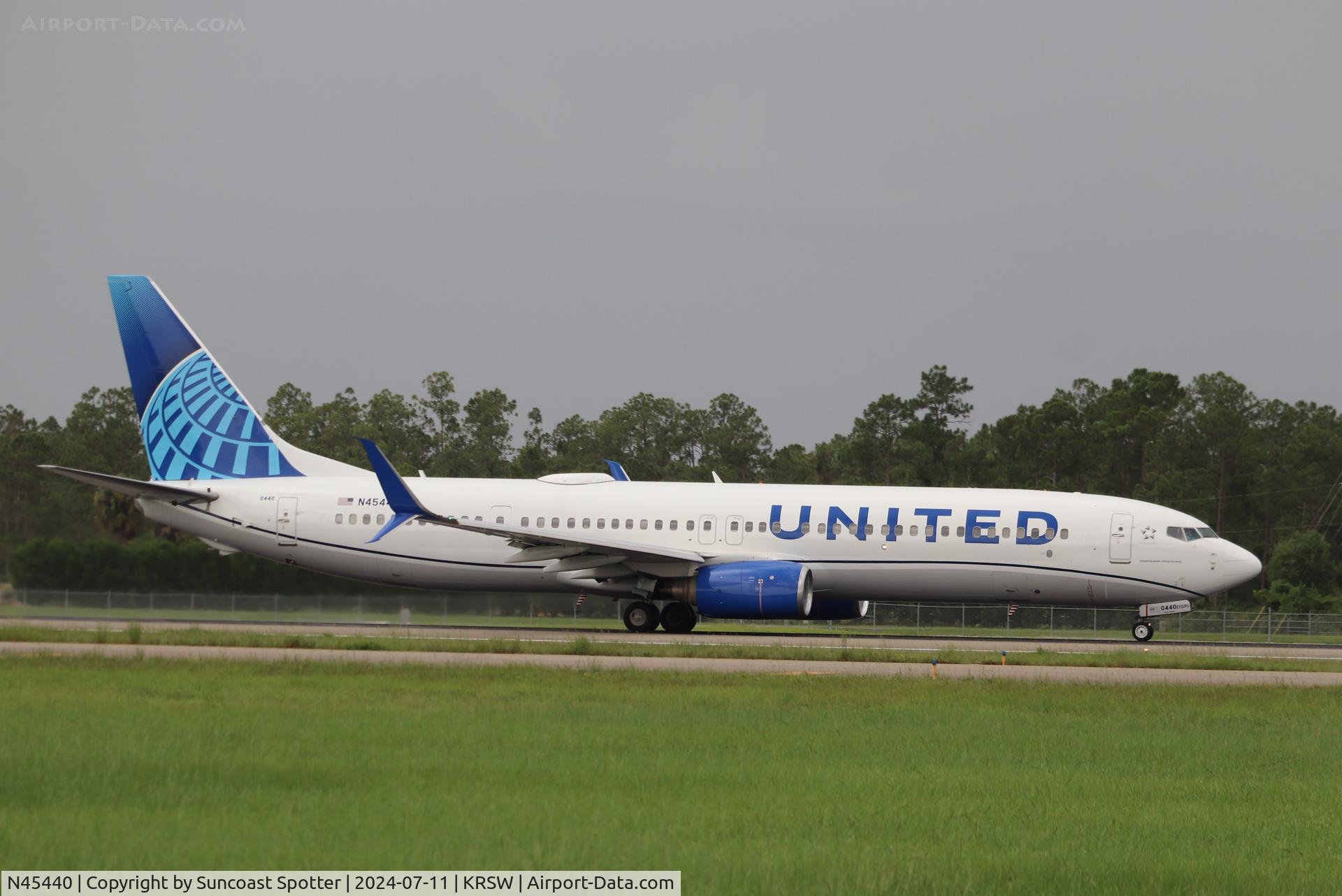 N45440, 2009 Boeing 737-924/ER C/N 33535, United Flight 511 departs Southwest Florida International Airport enroute to Chicago-O’hare International Airport