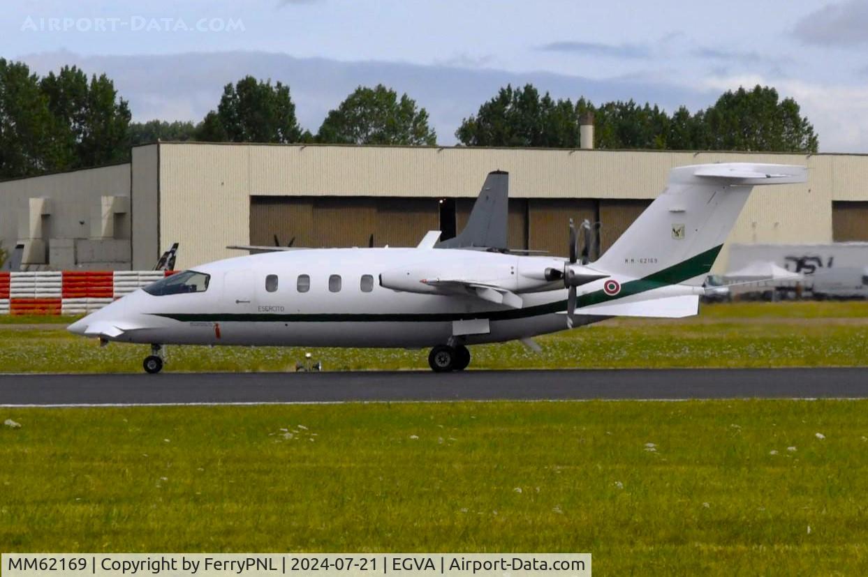 MM62169, 1998 Piaggio P-180AM Avanti C/N 1031, Italian Air Force P180 departing