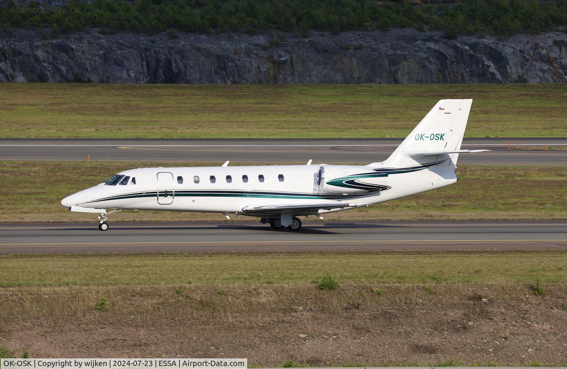 OK-OSK, 2007 Cessna 680 Citation Sovereign C/N 680-0150, Twy W