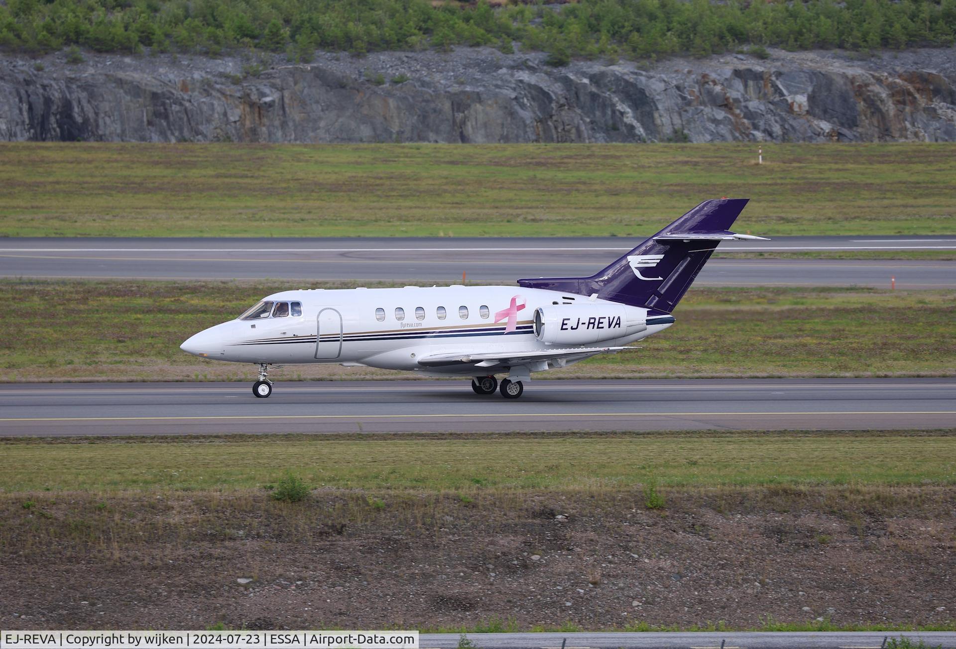 EJ-REVA, 1999 Raytheon Hawker 800XP C/N 258416, Twy W