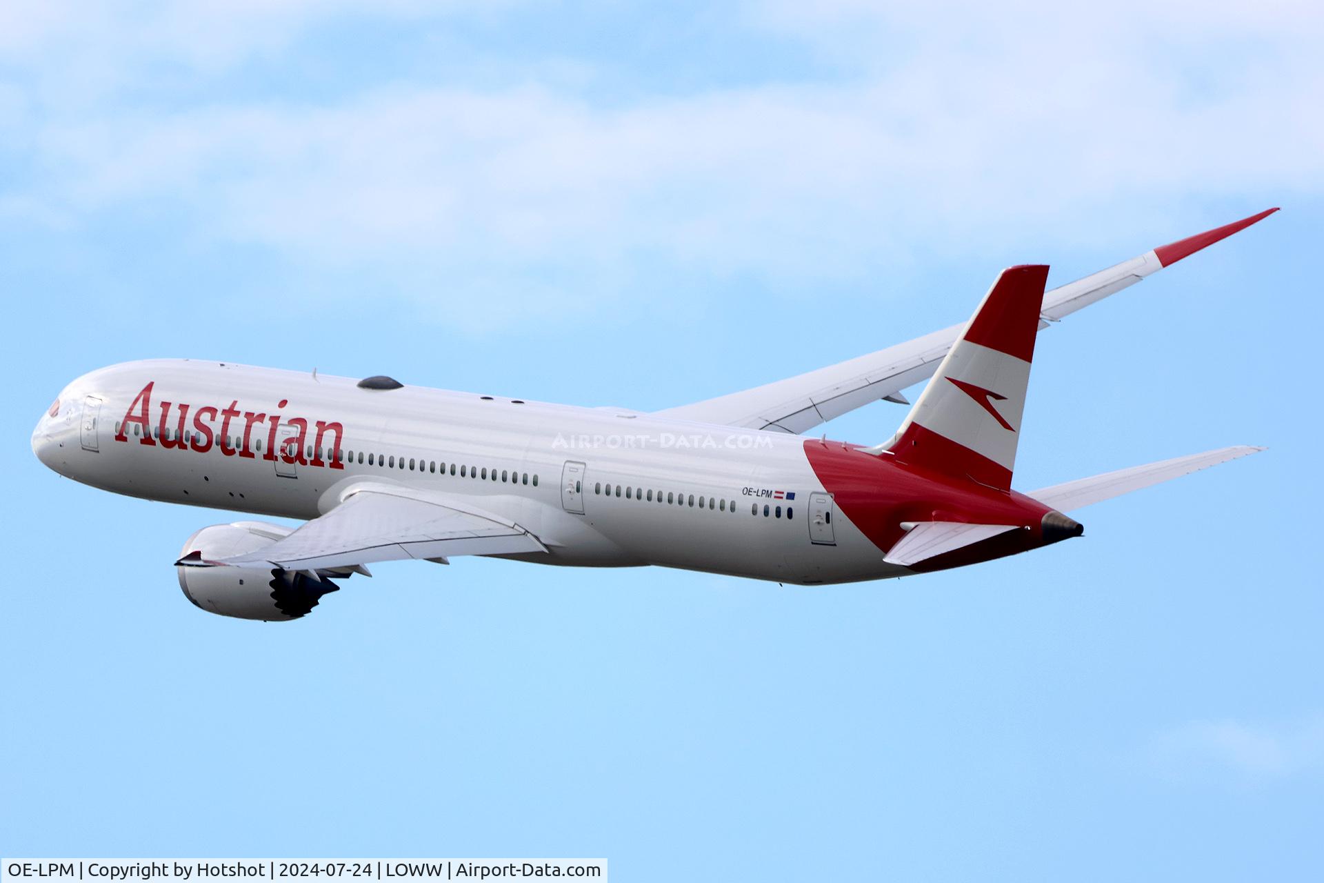 OE-LPM, 2019 Boeing 787-9 Dreamliner C/N 62736, Banking left to avoid the city