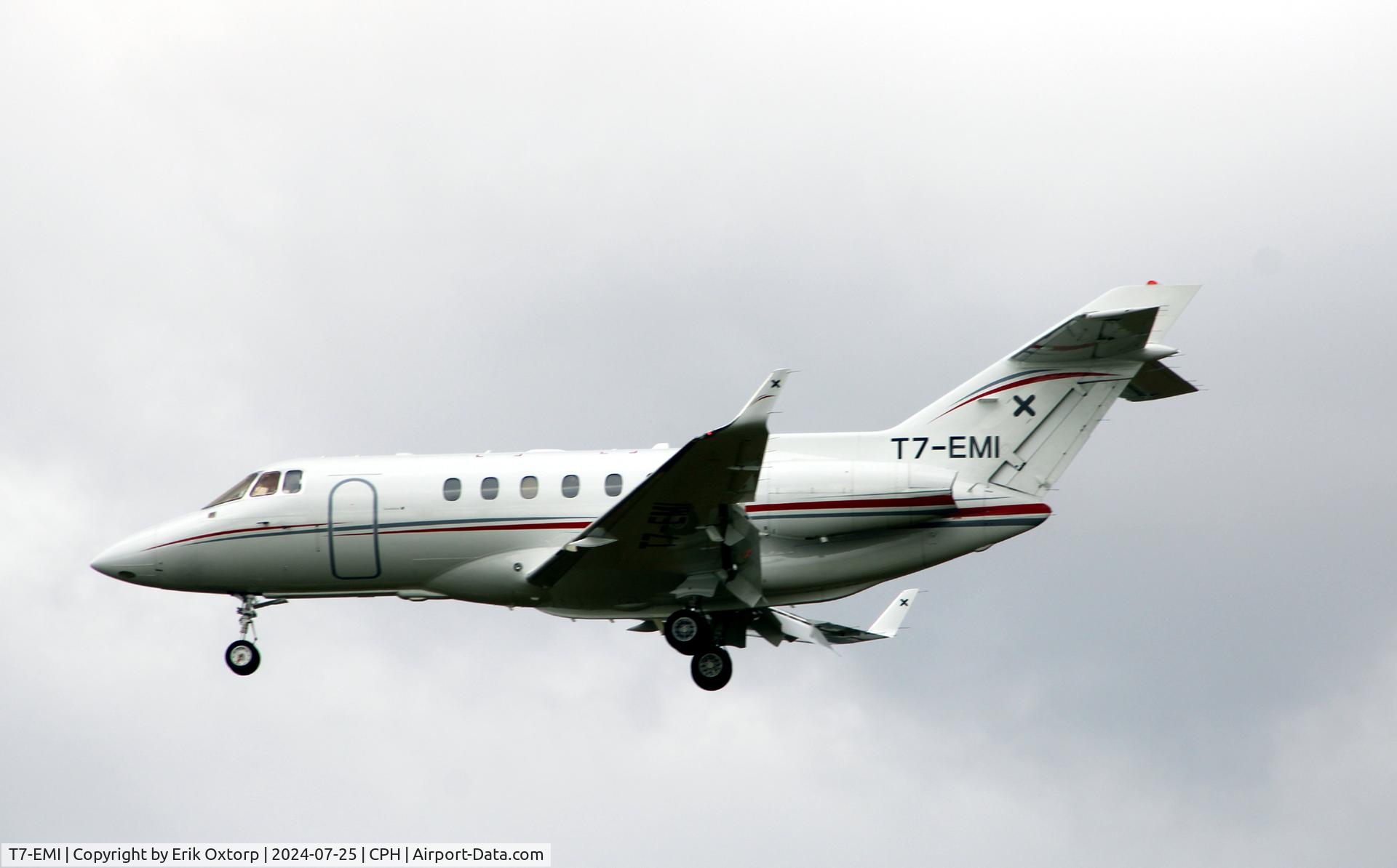 T7-EMI, 2007 Hawker 900XP C/N HA-0034, T7-EMI landing rw 22L