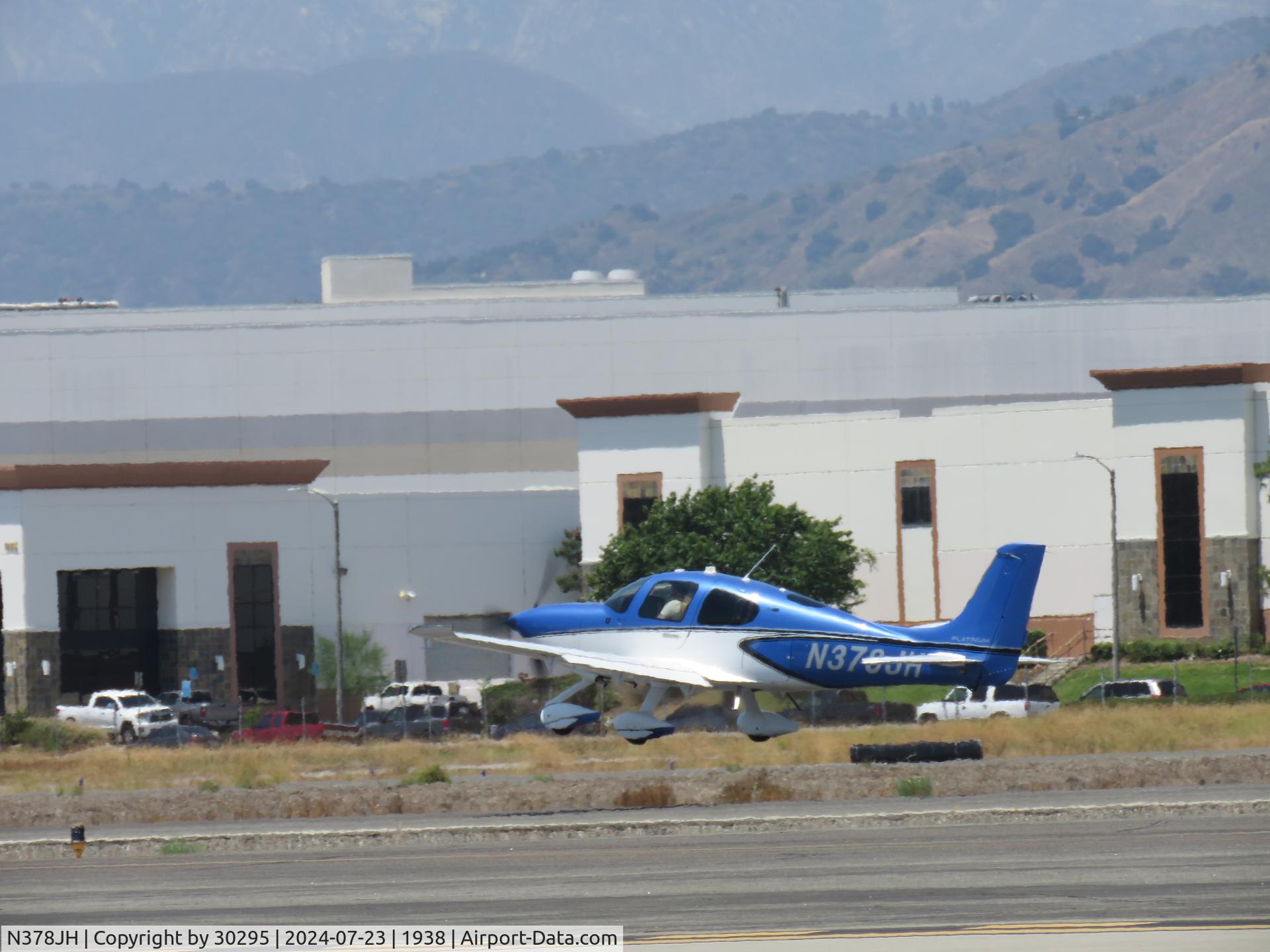 N378JH, 2022 Cirrus SR22 C/N 8932, Lifting off