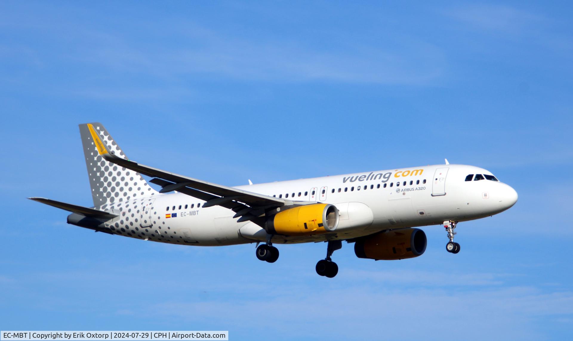 EC-MBT, 2014 Airbus A320-232 C/N 6128, EC-MBT landing rw 22L