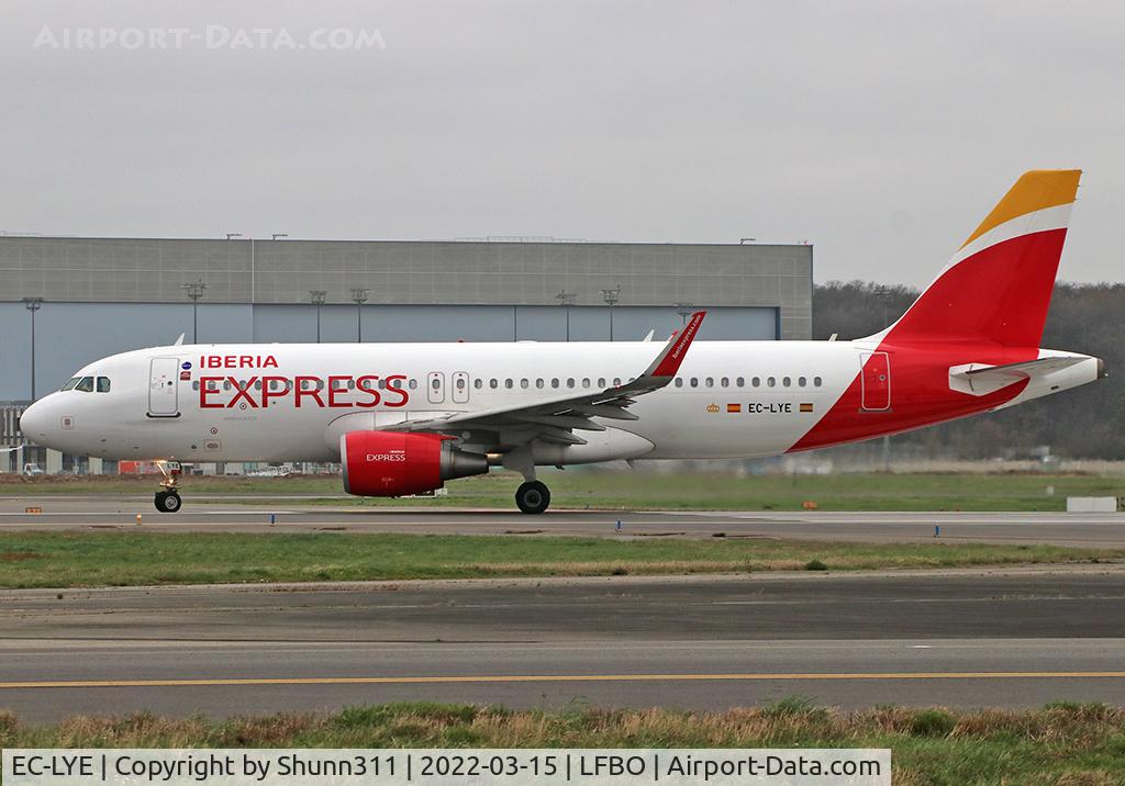 EC-LYE, 2013 Airbus A320-216 C/N 5729, Ready for take off from rwy 14L