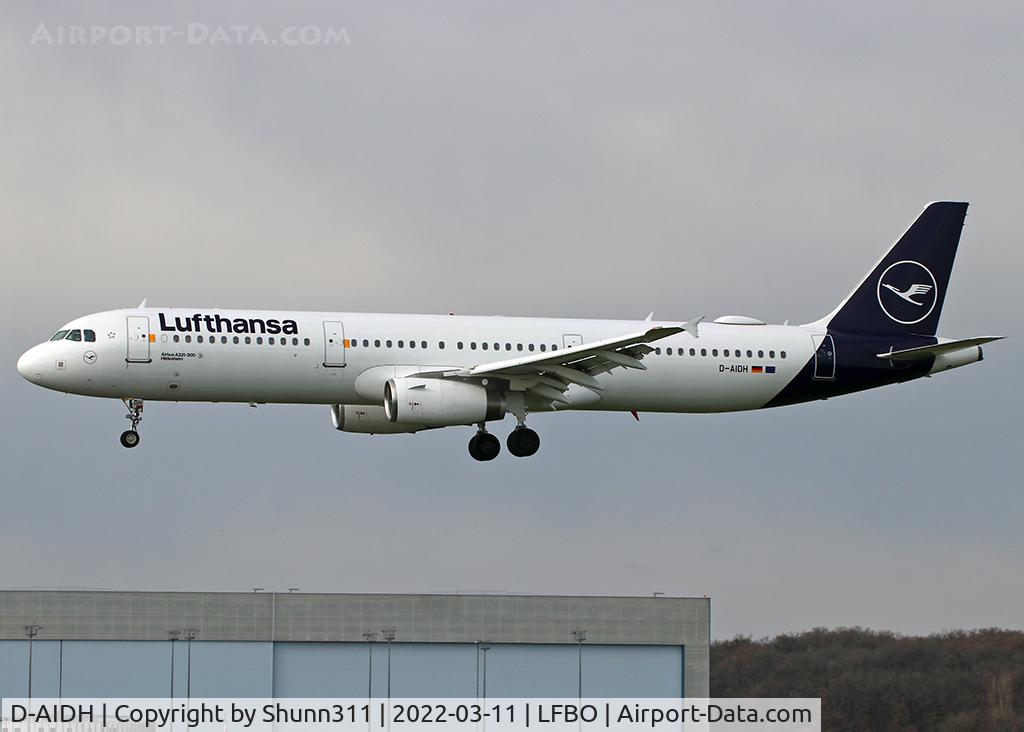 D-AIDH, 2011 Airbus A321-231 C/N 4710, Landing rwy 14L in new c/s