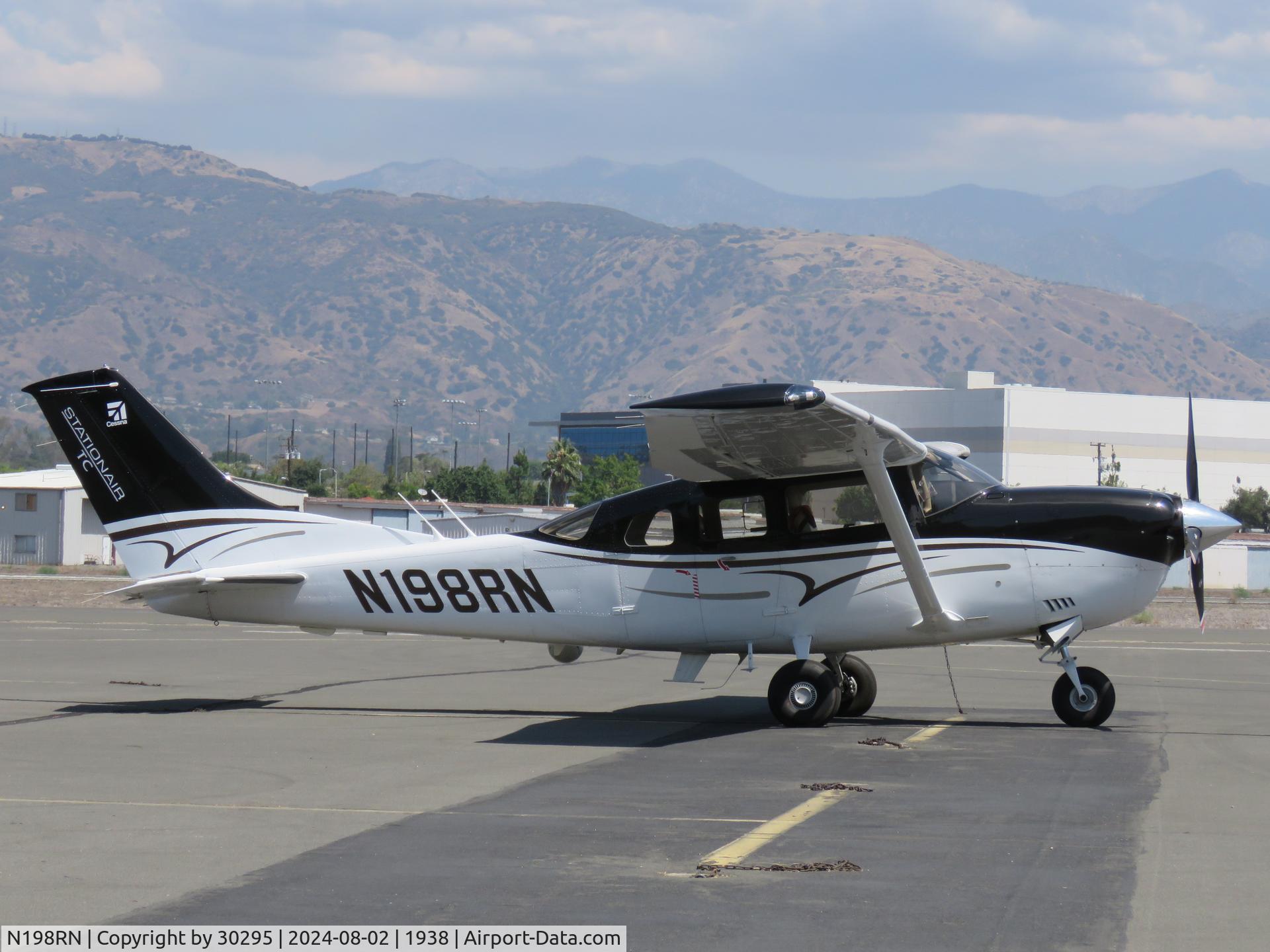 N198RN, 2015 Textron (Cessna) T206H C/N T20609198, Parked