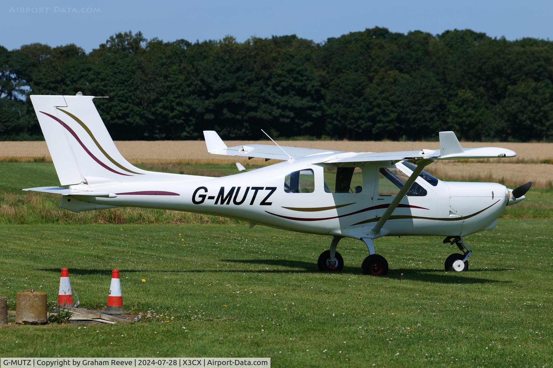 G-MUTZ, 2005 Jabiru J430 C/N PFA 336-14171, Just landed at Northrepps.