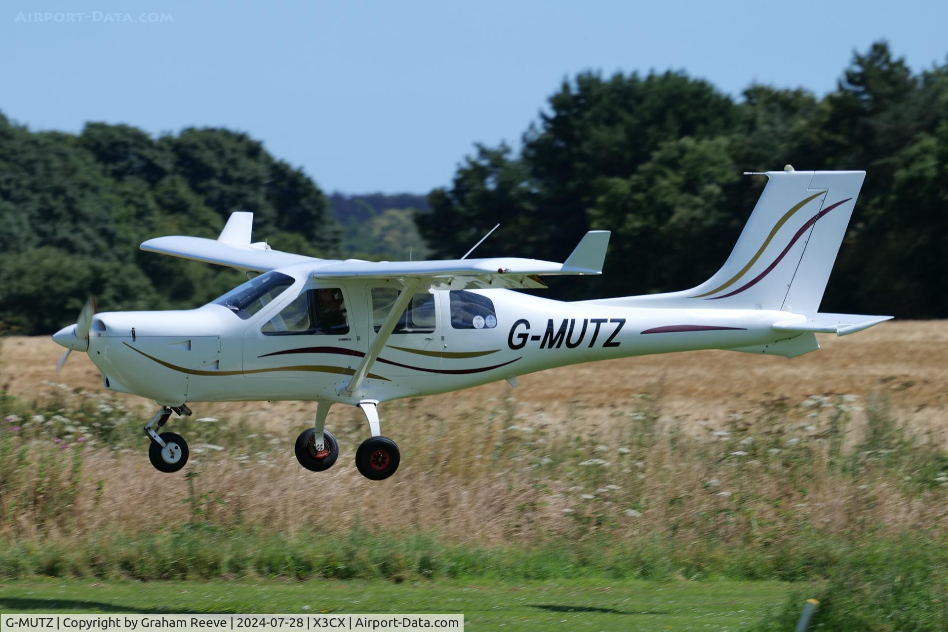 G-MUTZ, 2005 Jabiru J430 C/N PFA 336-14171, Landing at Northrepps.