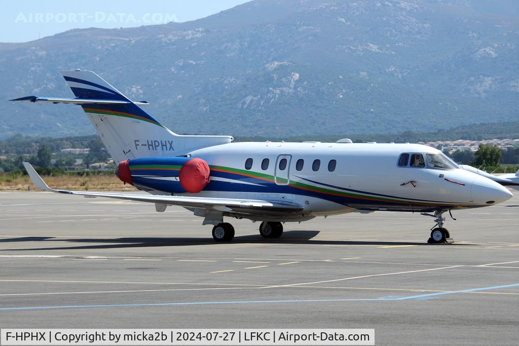 F-HPHX, 2011 Hawker Beechcraft 900XP C/N HA-0186, Parked