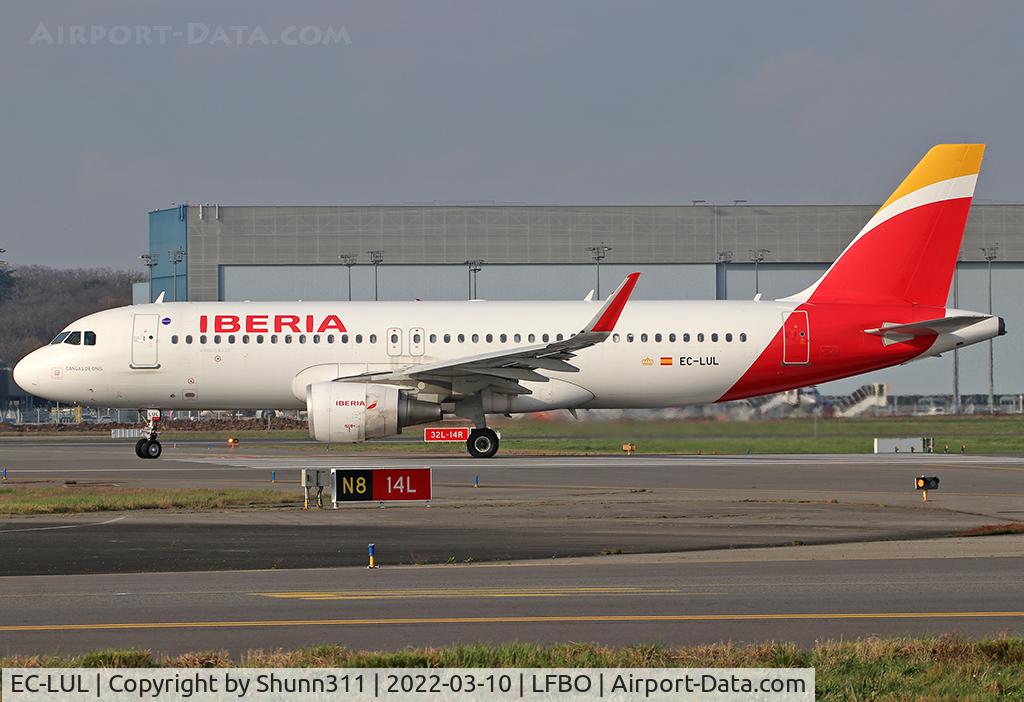 EC-LUL, 2013 Airbus A320-216 C/N 5486, Lining up rwy 14L for departure...