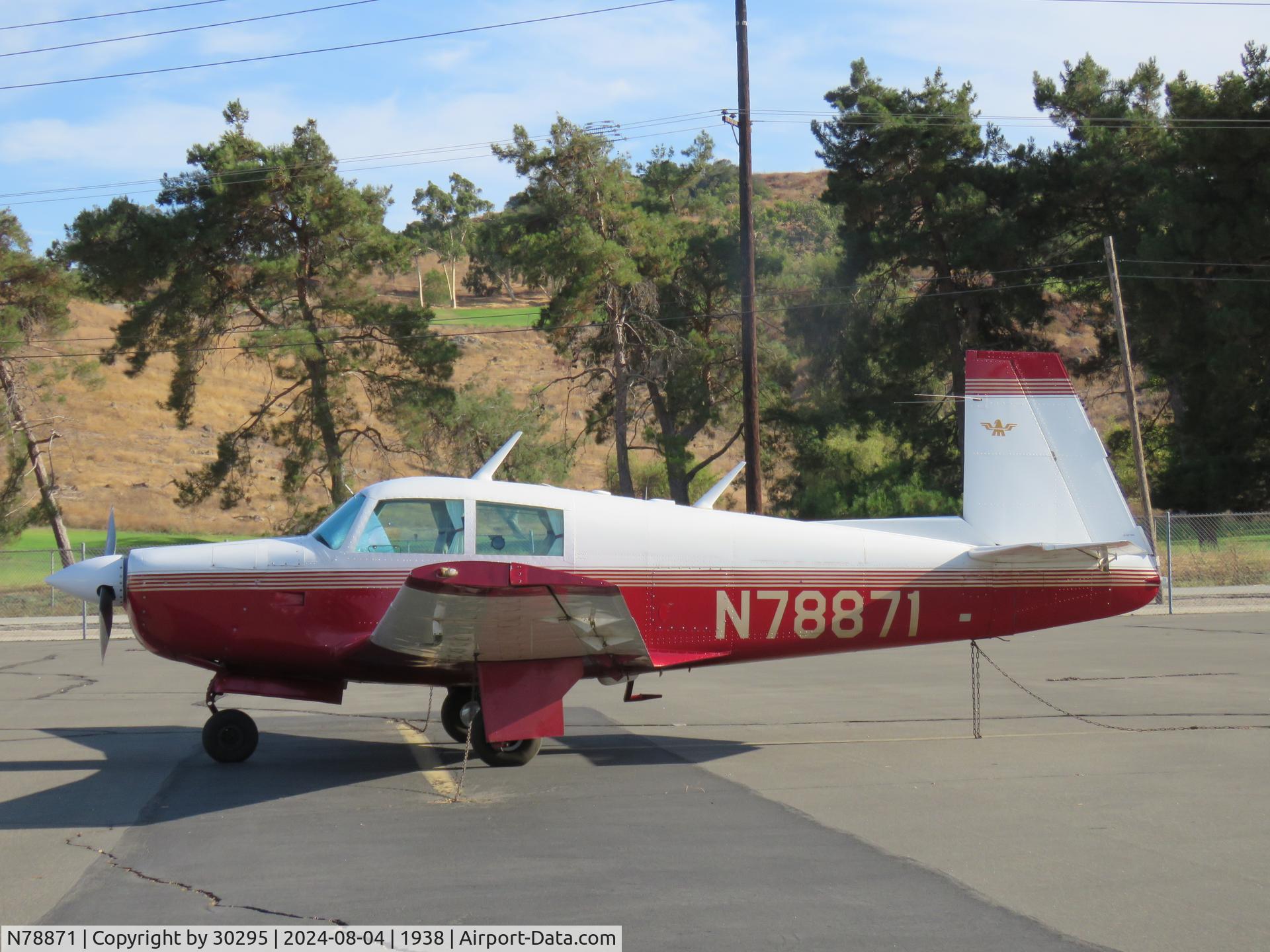 N78871, 1964 Mooney M20C Ranger C/N 2886, Parked