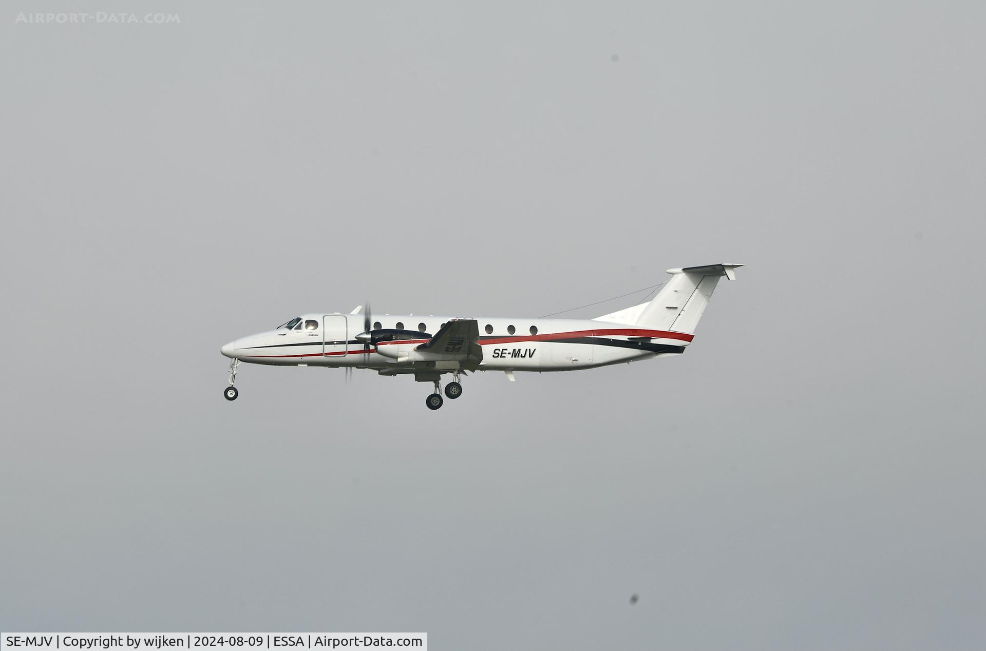 SE-MJV, Beech 1900C C/N UC-4, Rwy 19L