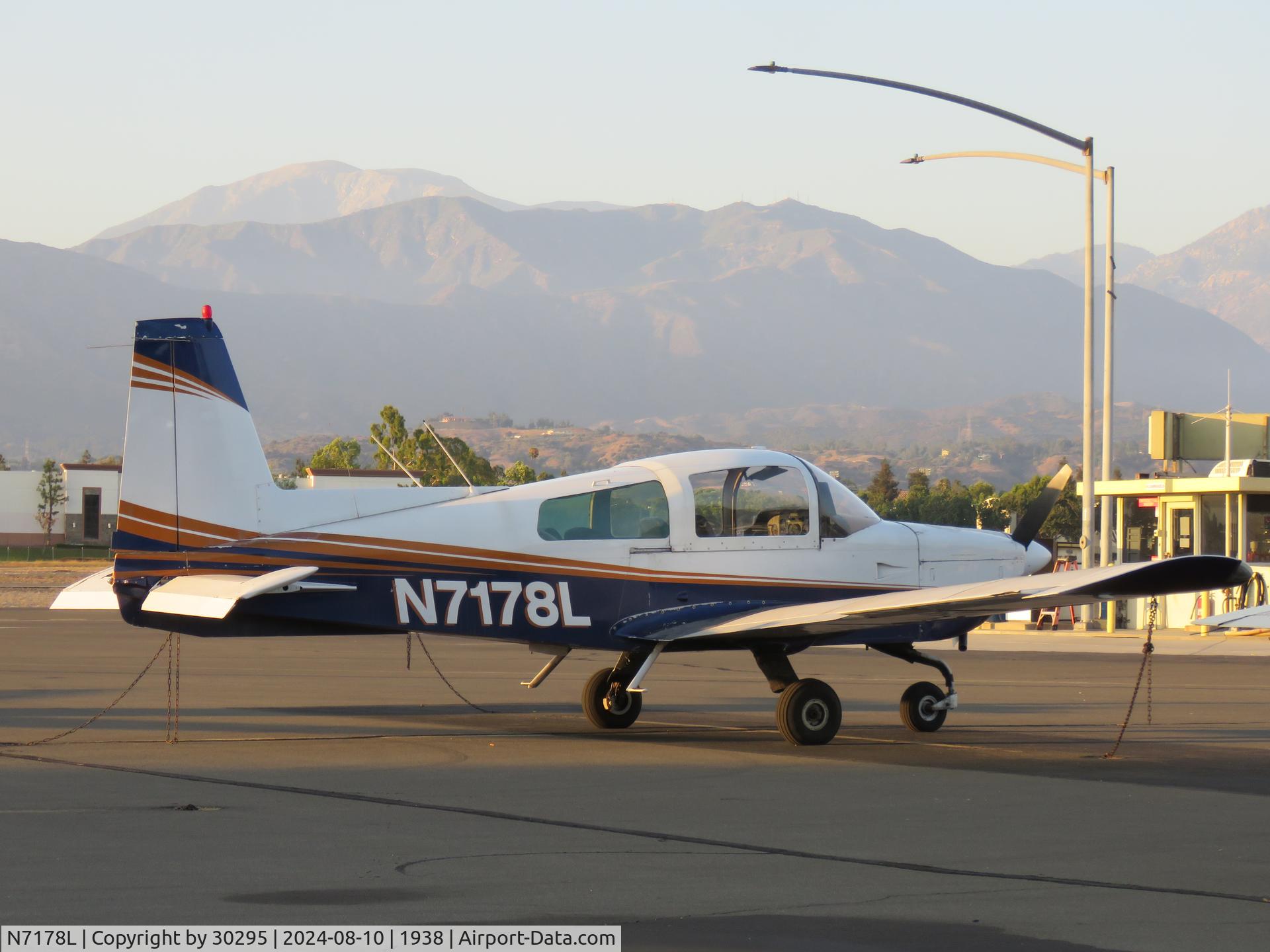 N7178L, 1974 Grumman American AA-5 Traveler C/N AA5-0678, Parked