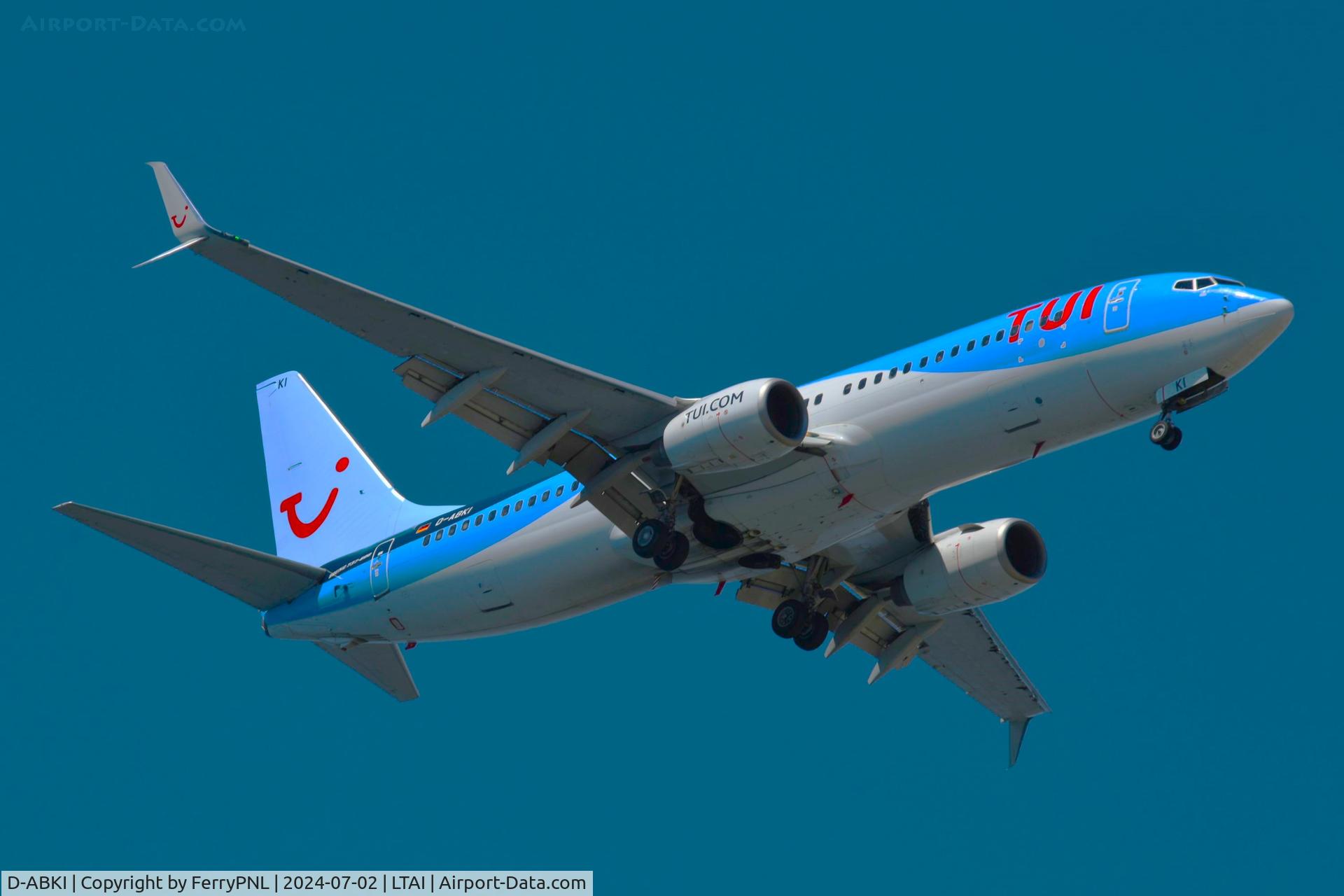 D-ABKI, 2009 Boeing 737-86J C/N 37748, TUI B738 landing