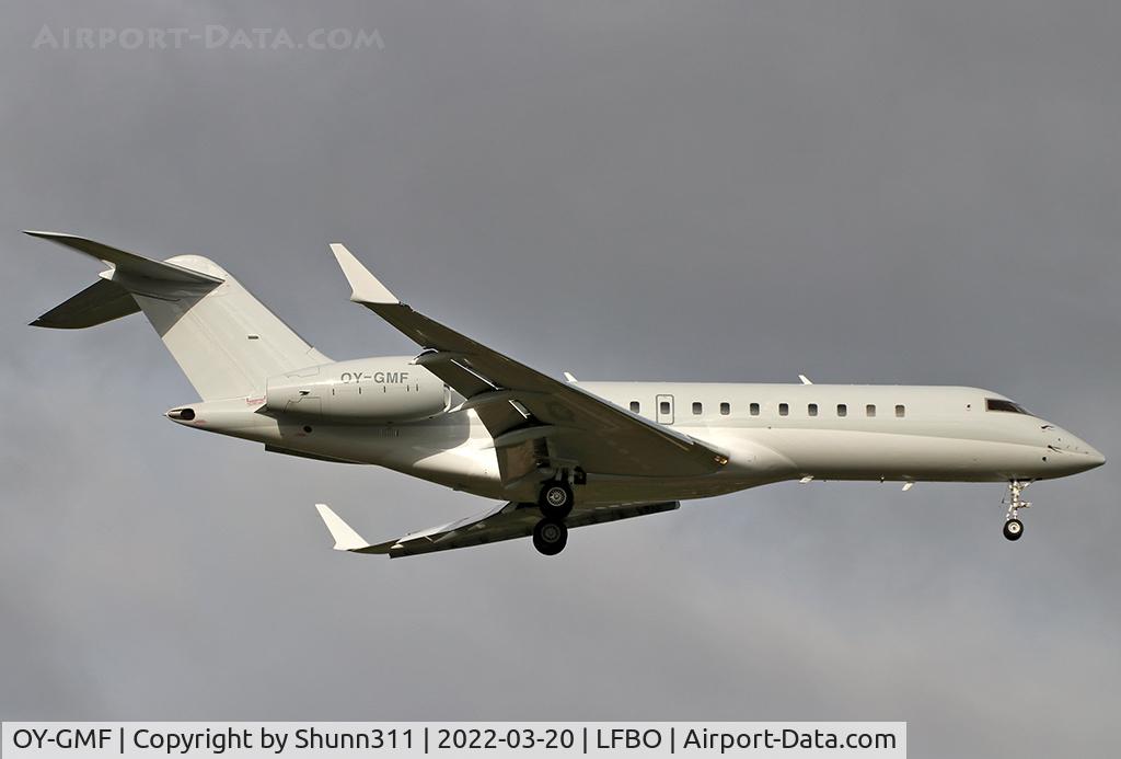 OY-GMF, 2000 Bombardier BD-700-1A10 Global Express C/N 9043, Landing rwy 14R
