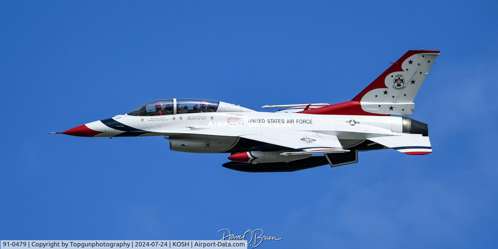 91-0479, 1991 General Dynamics F-16D Fighting Falcon C/N CD-34, Thunderbird #8 making a pass through Oshkosh 24