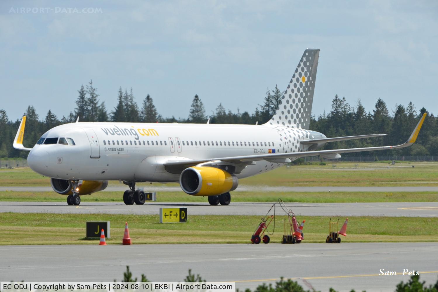EC-ODJ, 2014 Airbus A320-232 C/N 6115, At Billund Airport.
