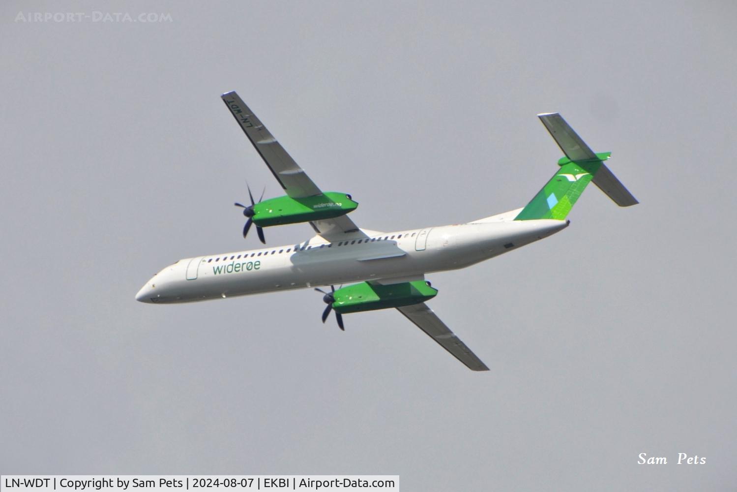 LN-WDT, Bombardier Dash 8-Q-402 C/N 4289, Departing Billund Airport.
