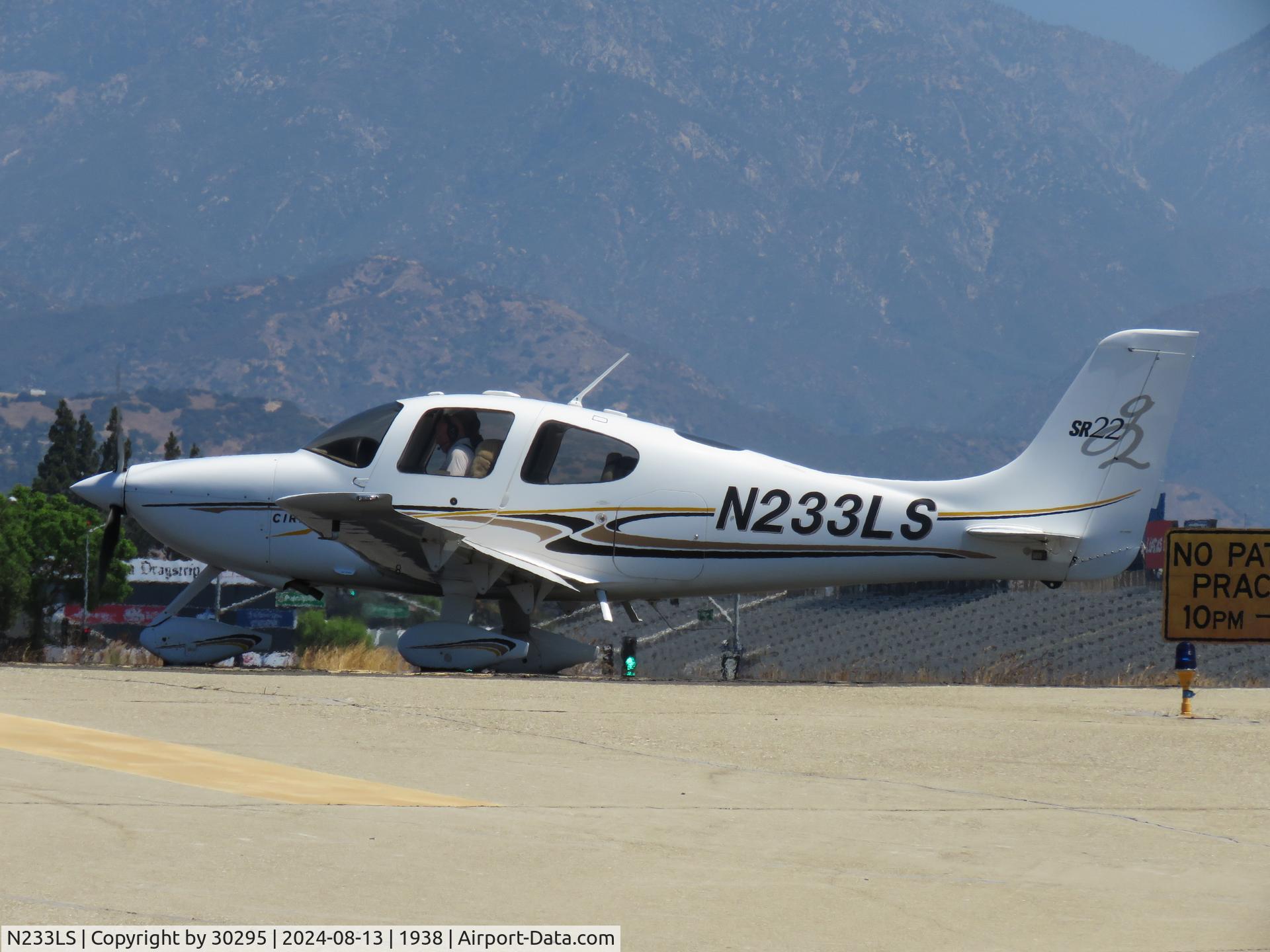 N233LS, 2004 Cirrus SR22 G2 C/N 0885, Waiting