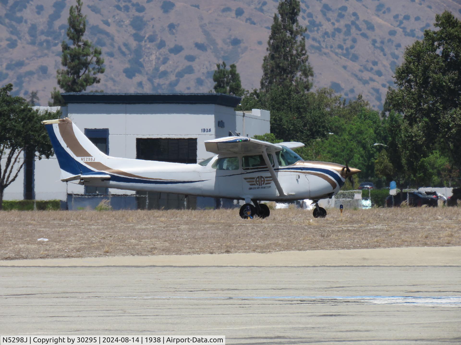 N5298J, 1980 Cessna 172N C/N 17273758, Taxiing