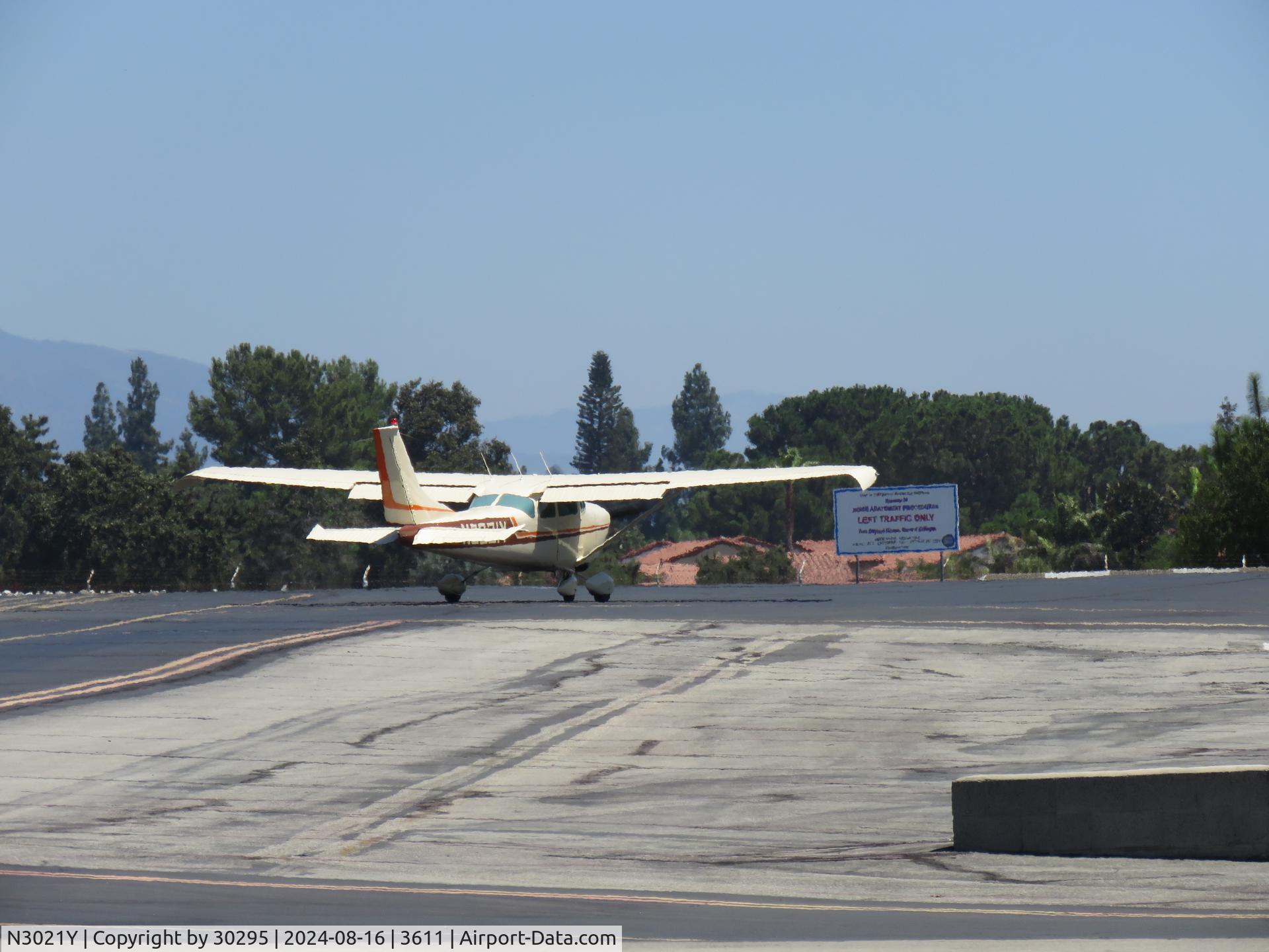 N3021Y, Cessna 182E Skylane C/N 18254021, Taxiing