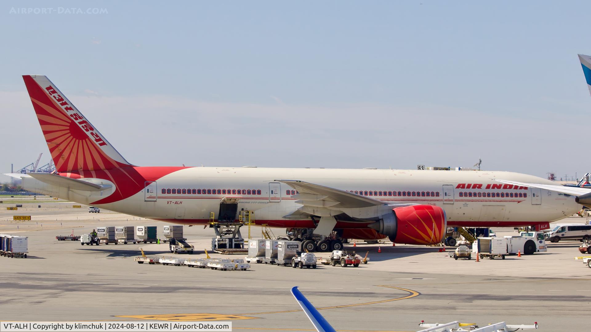 VT-ALH, 2009 Boeing 777-237/LR C/N 36307, Preparing for departure to New Delhi, India