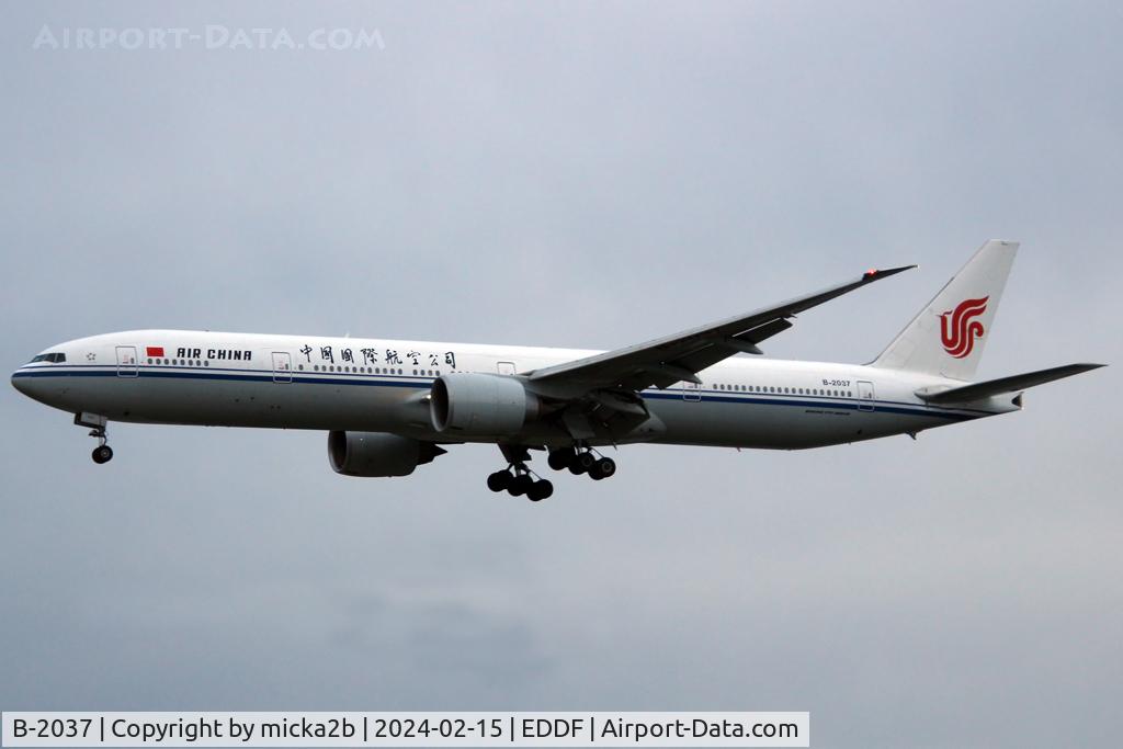 B-2037, 2013 Boeing 777-39L/ER C/N 38677, Landing