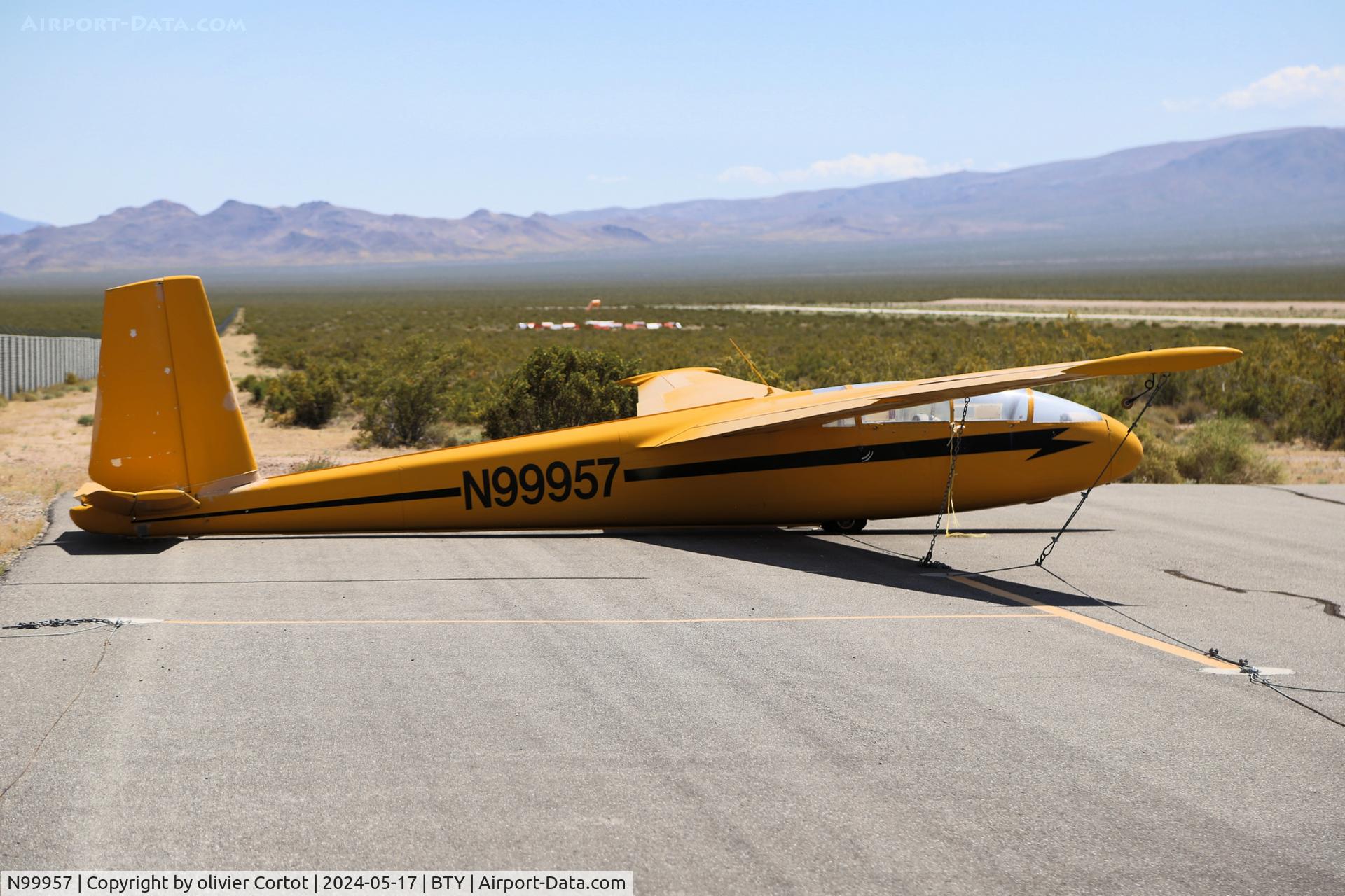 N99957, 1974 Let BLANIK L-13 C/N 025906, Beatty airport, NV, may 2024