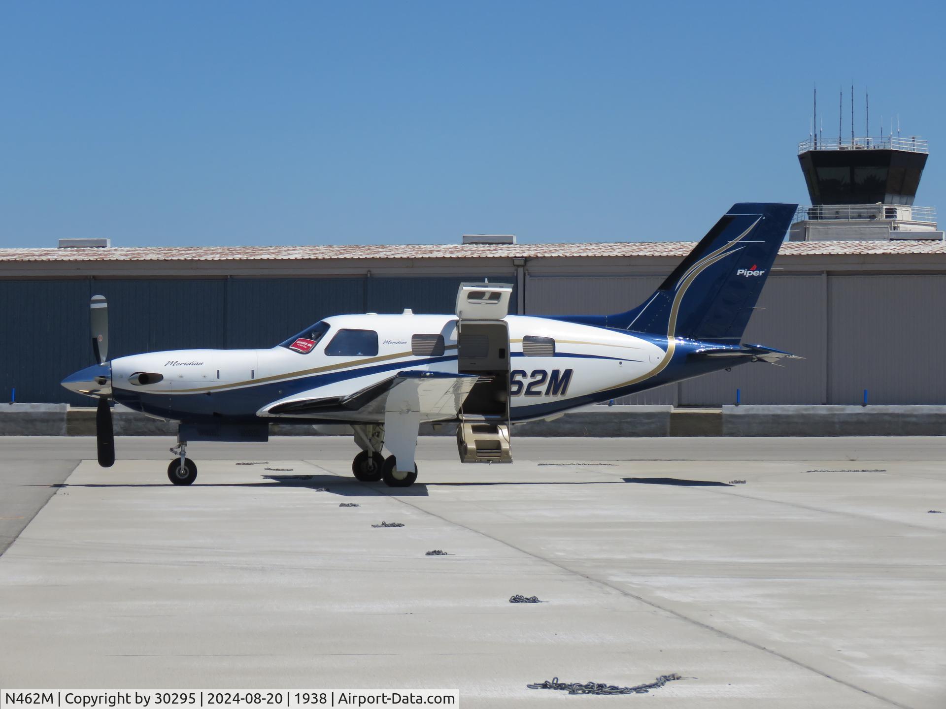 N462M, 2011 Piper PA-46-500TP C/N 46-97462, Waiting for passengers