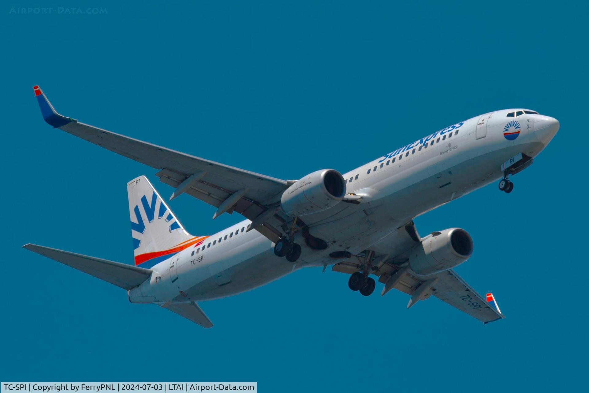 TC-SPI, 2011 Boeing 737-800 C/N 40725, SunExpress B738 arriving