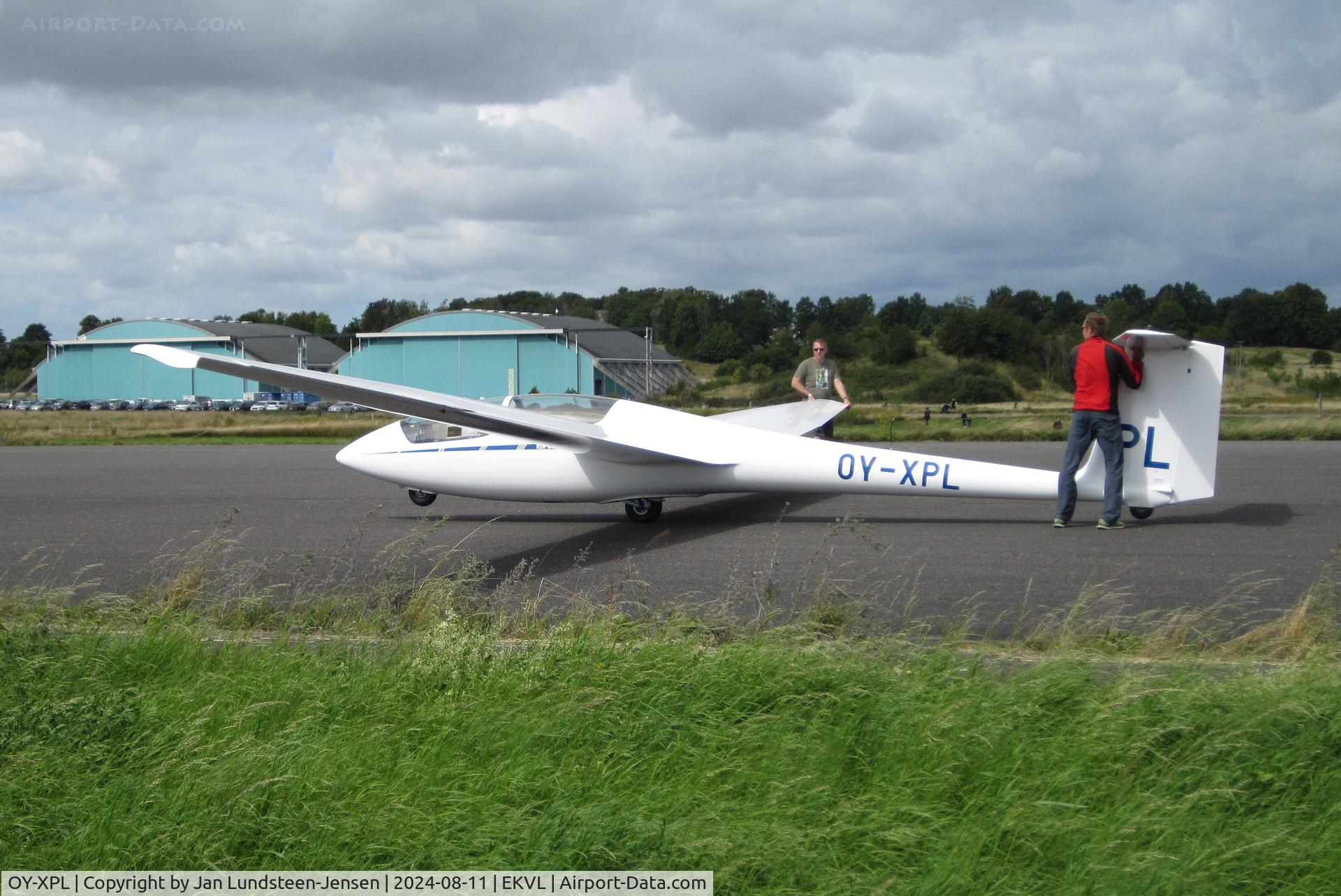 OY-XPL, 1987 Schleicher ASK-21 C/N 21356, ASK 21 OY-XPL being prepared for a flight at an airshow at the former Vaerloese Air Base in Denmark. Glider built in 1987 and registered as OY-XPL in 1987.