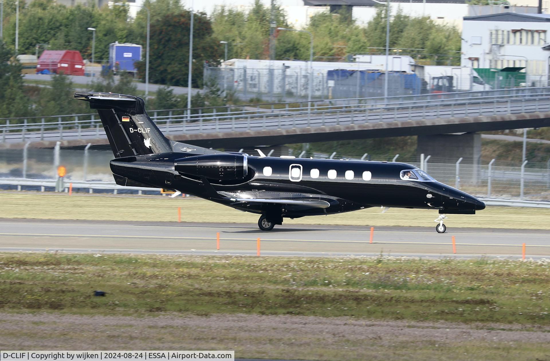 D-CLIF, Embraer EMB-505 Phenom 300 C/N 50500456, Twy W