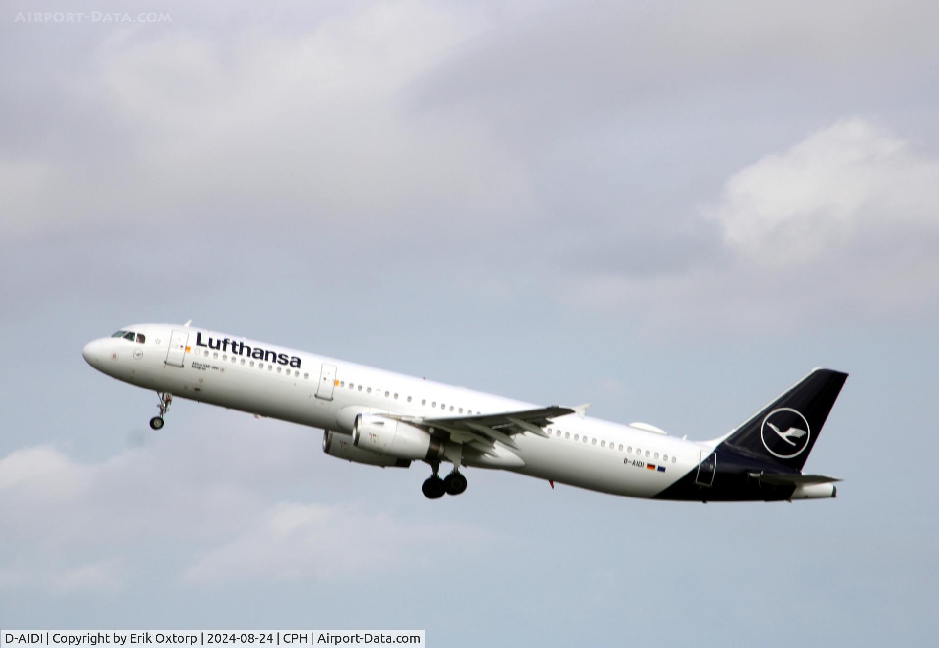 D-AIDI, 2011 Airbus A321-231 C/N 4753, D-AIDI taking off rw 22R