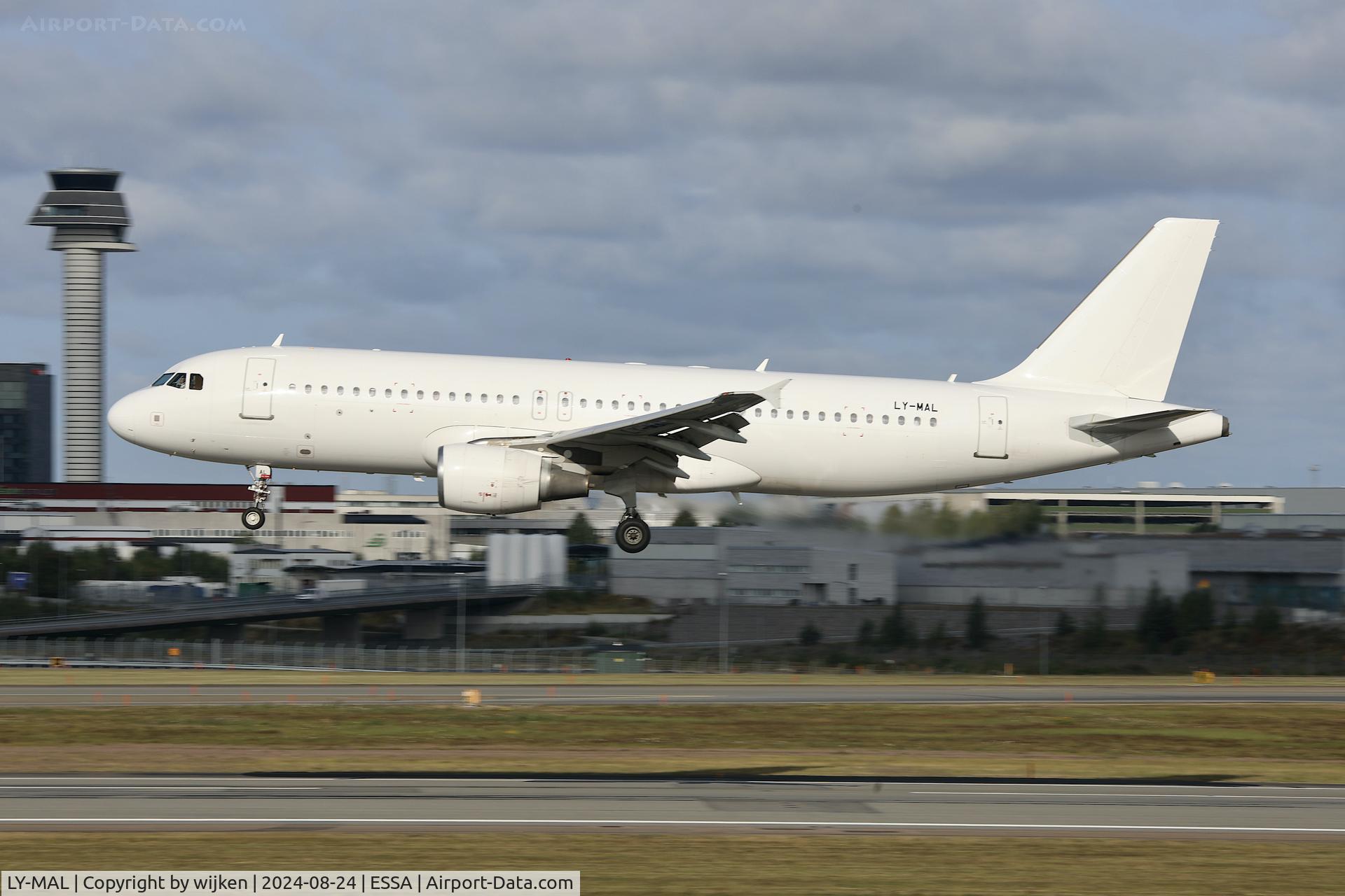 LY-MAL, 2007 Airbus A320-214 C/N 3068, Rwy 19L