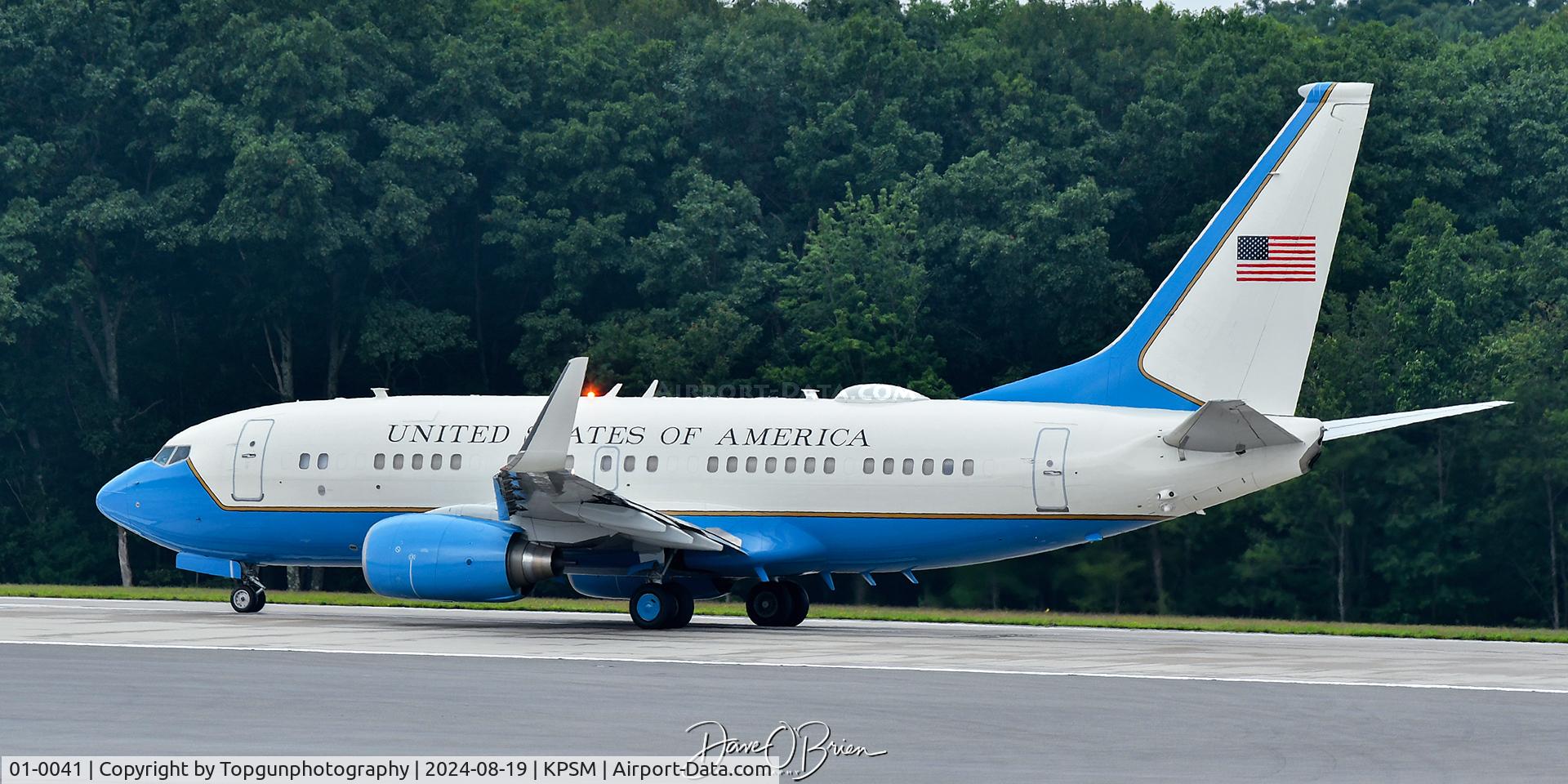 01-0041, 2002 Boeing C-40B (737-7FD BBJ) C/N 33080, VENUS34 departing from RW16