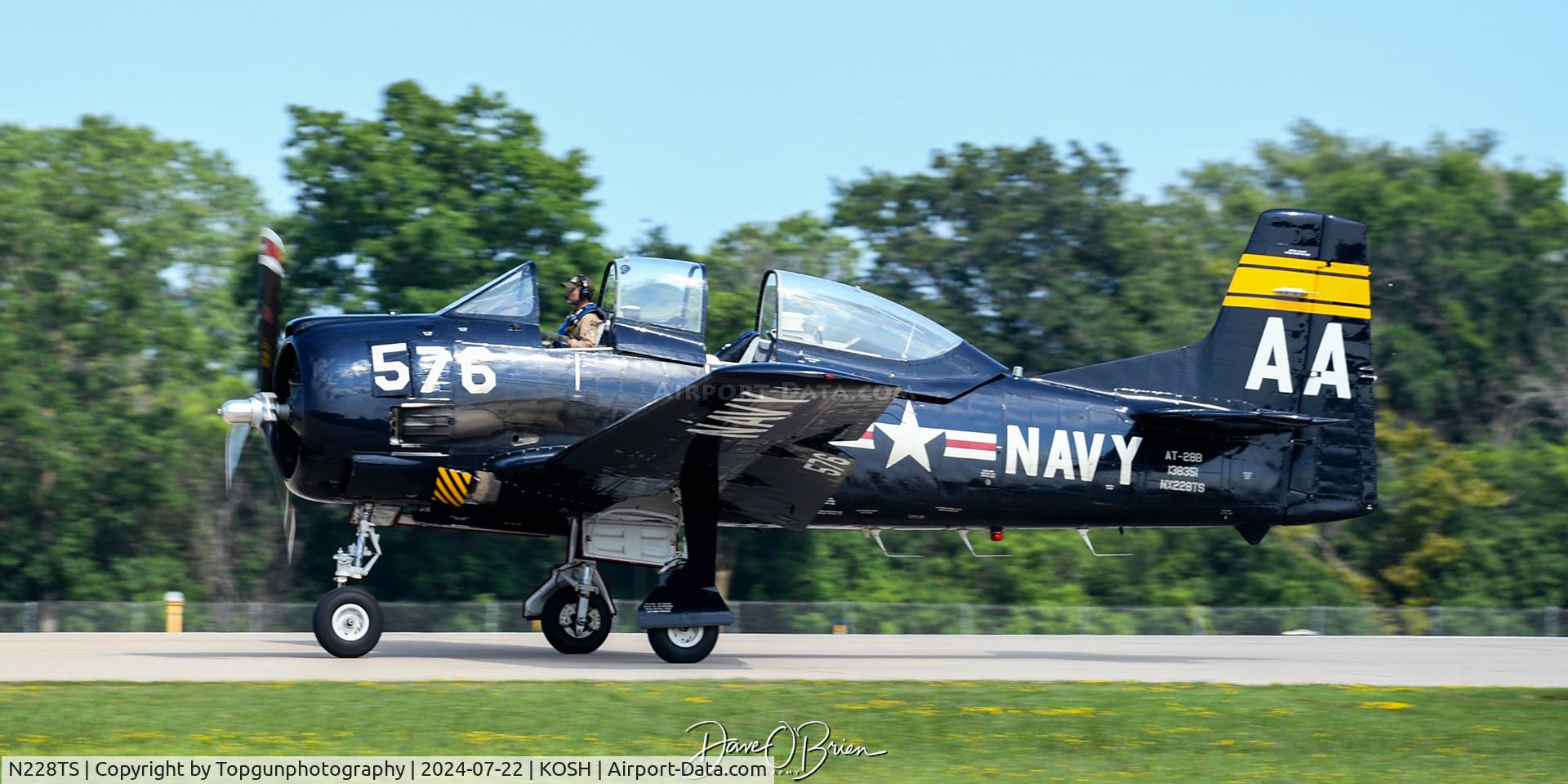 N228TS, 1954 North American T-28D Trojan C/N 200-422, Landing after a T-28 group flight